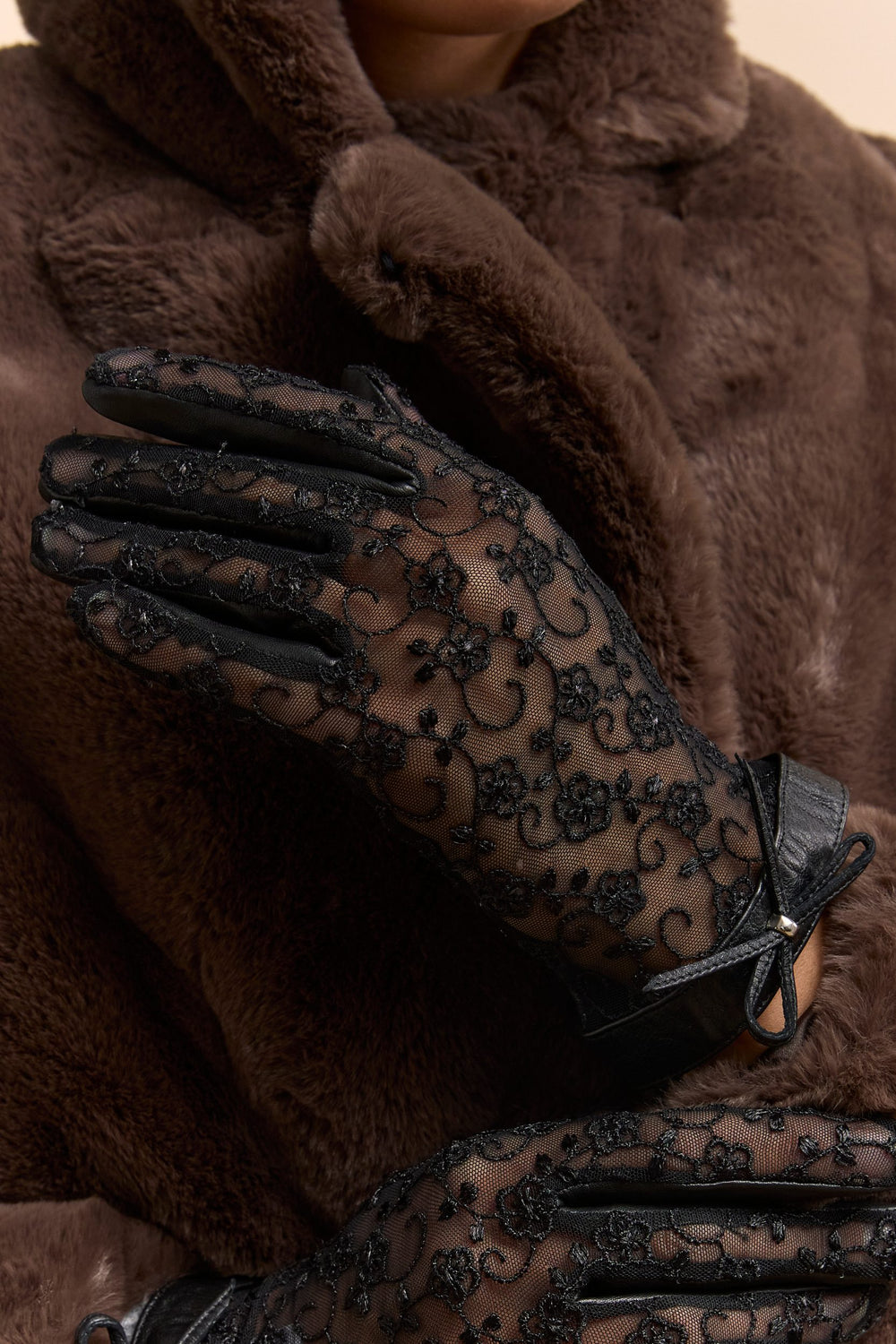 Gants de cuir et dentelle