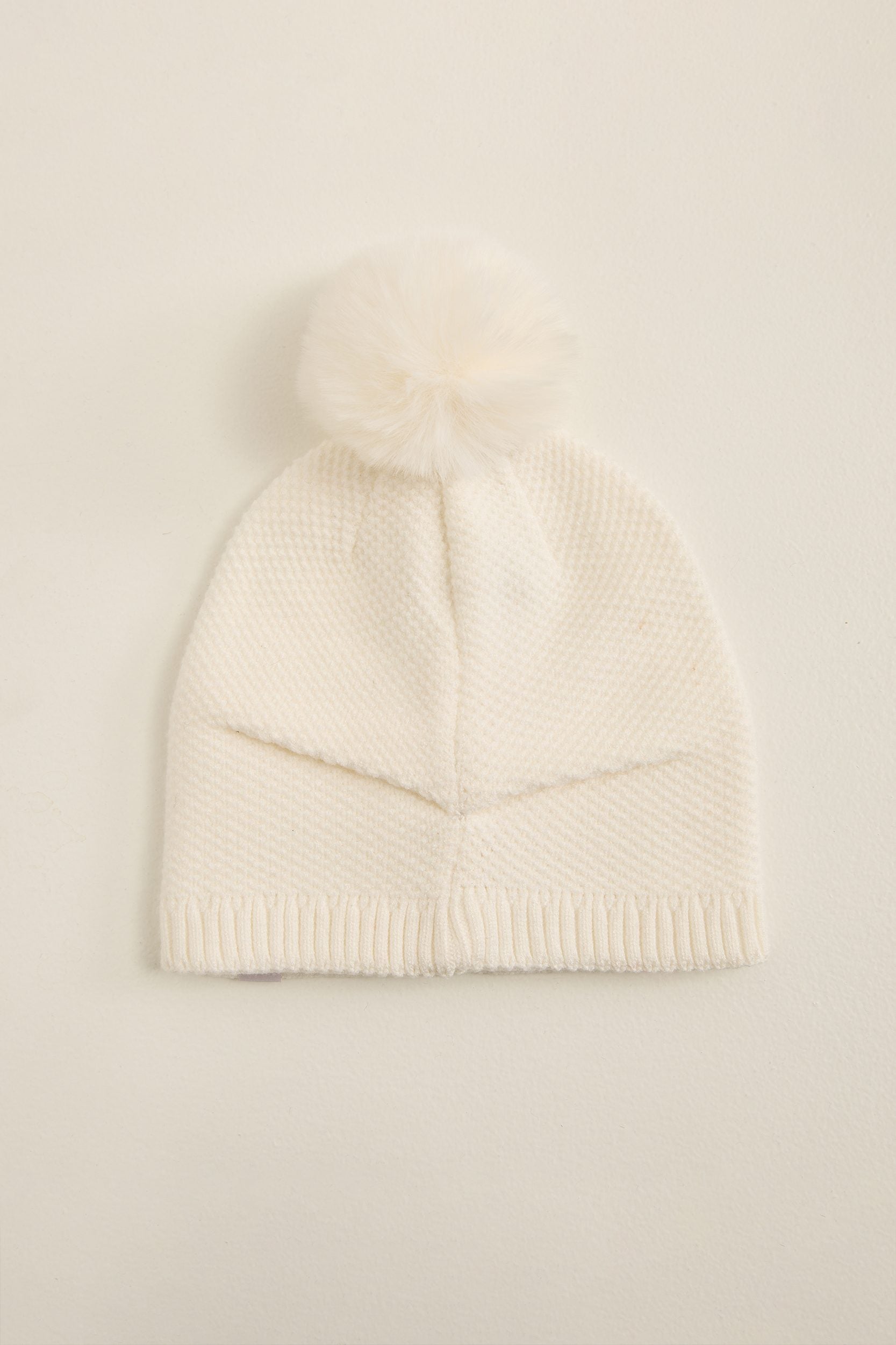 Tuque avec pompon de fausse fourrure