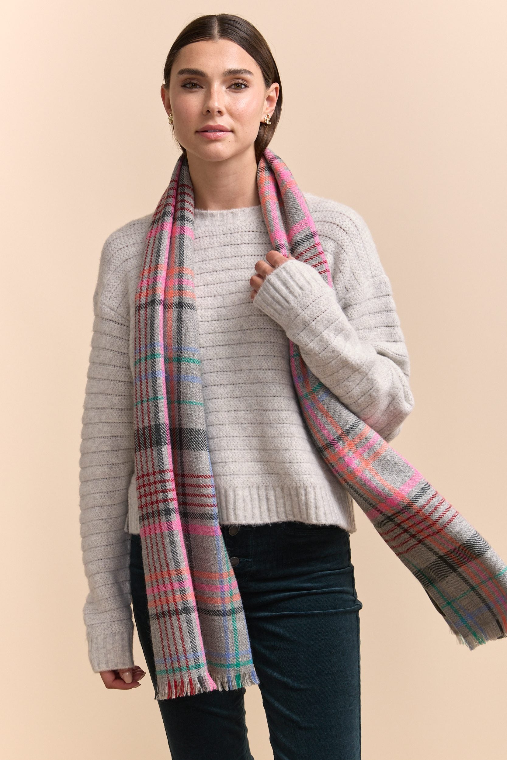 Plaid scarf with fringes