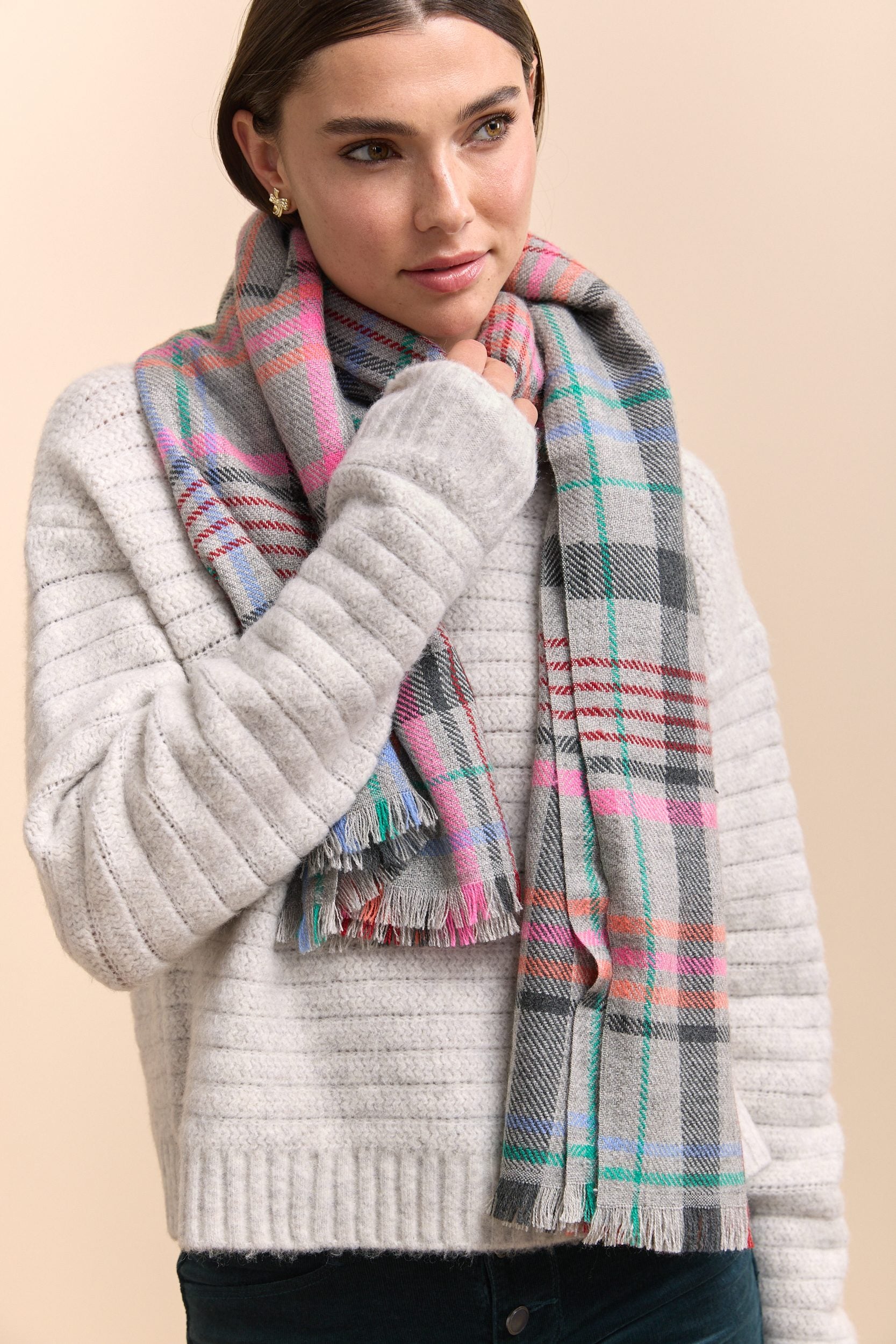 Plaid scarf with fringes