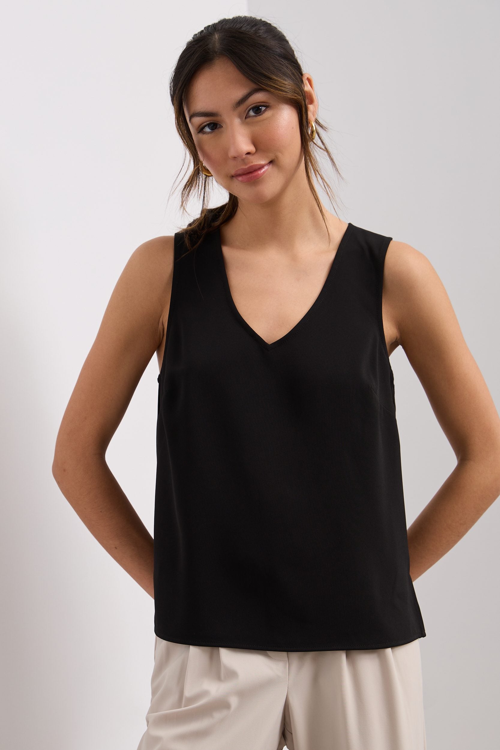 V neck sleeveless top