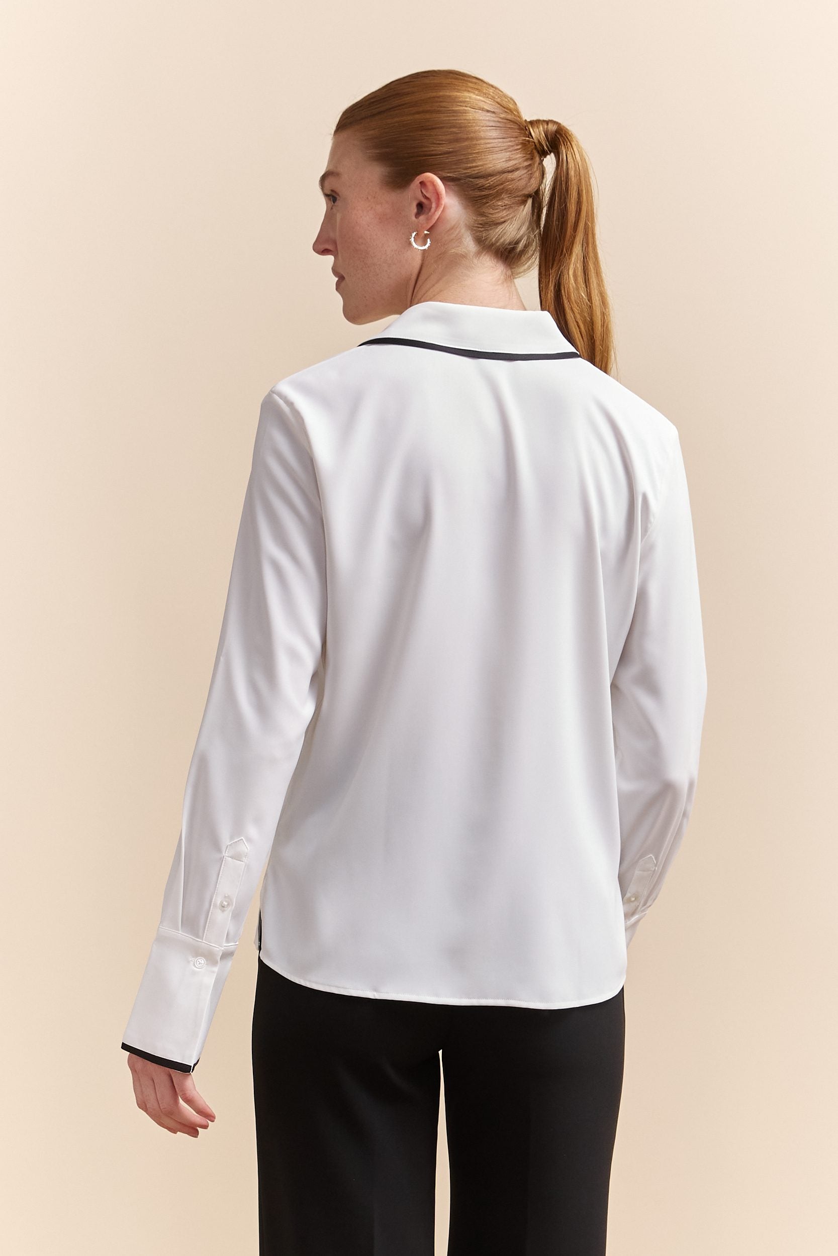 Blouse with contrast details