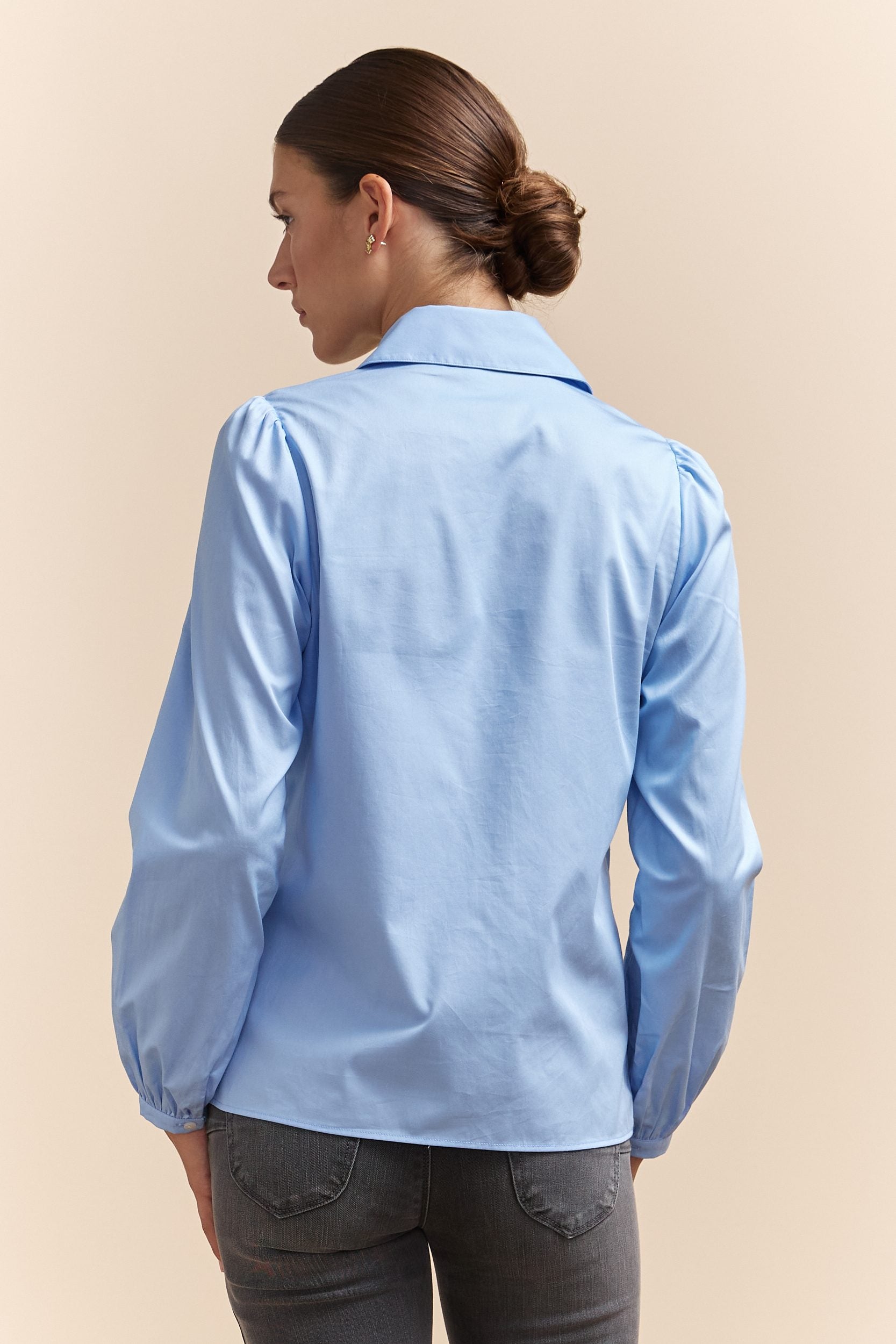 Blouse à manches bouffantes avec bouton détail