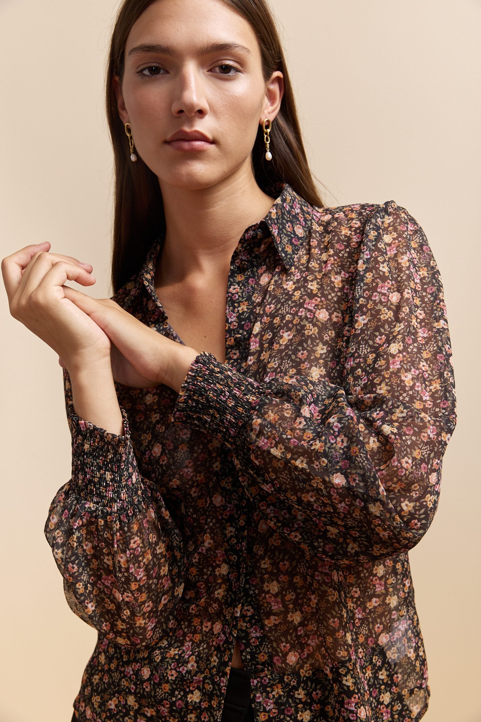 Floral printed shirt with ruching sleeve