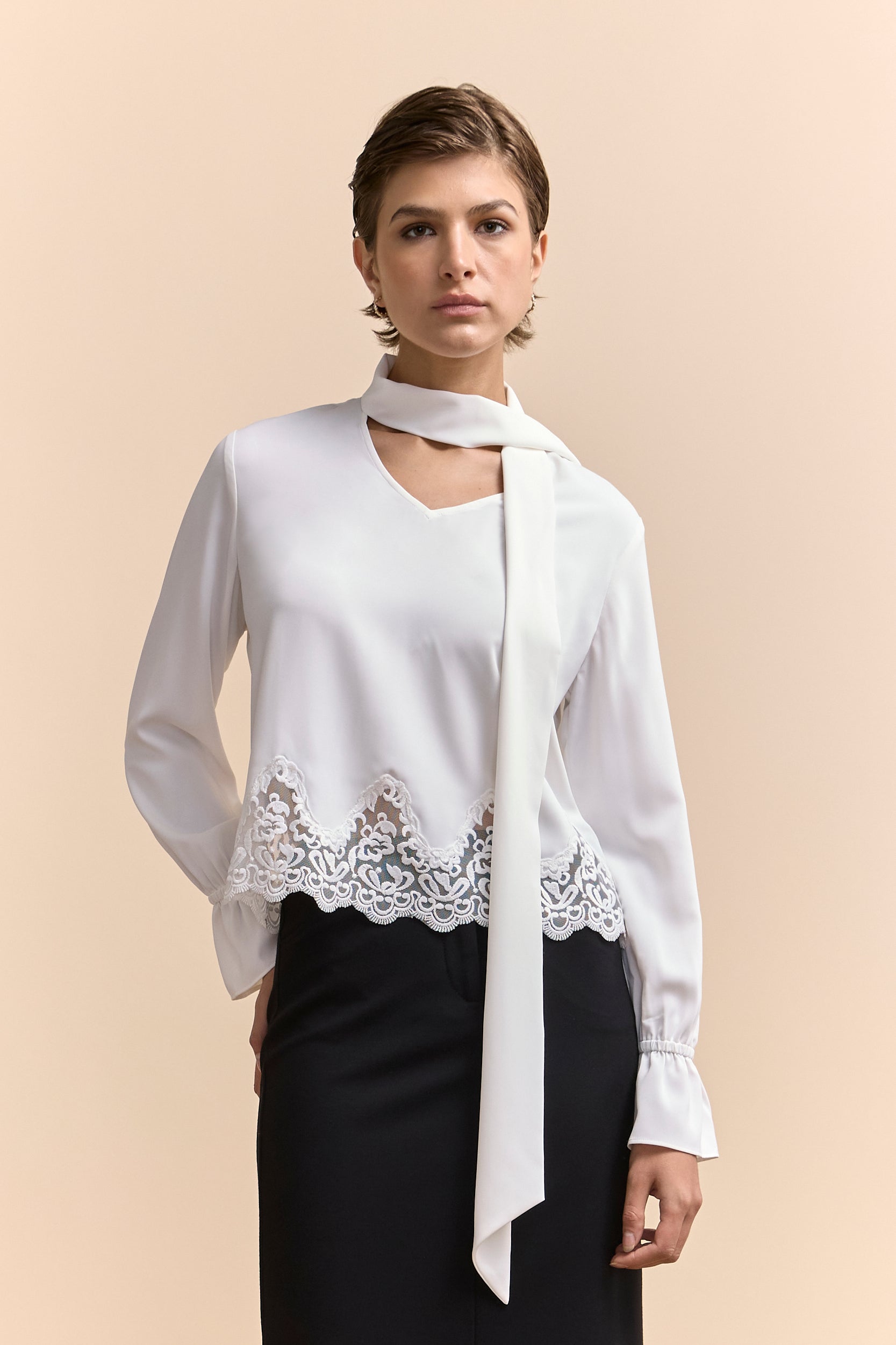 Blouse écourtée a ourlet en dentelle