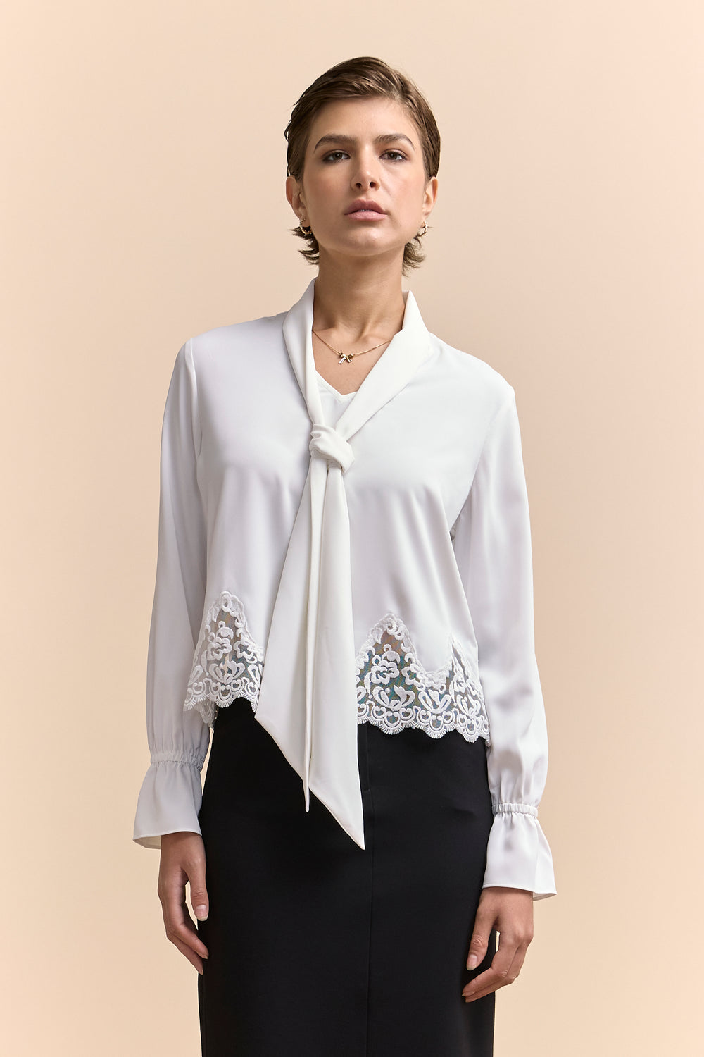 Blouse écourtée a ourlet en dentelle