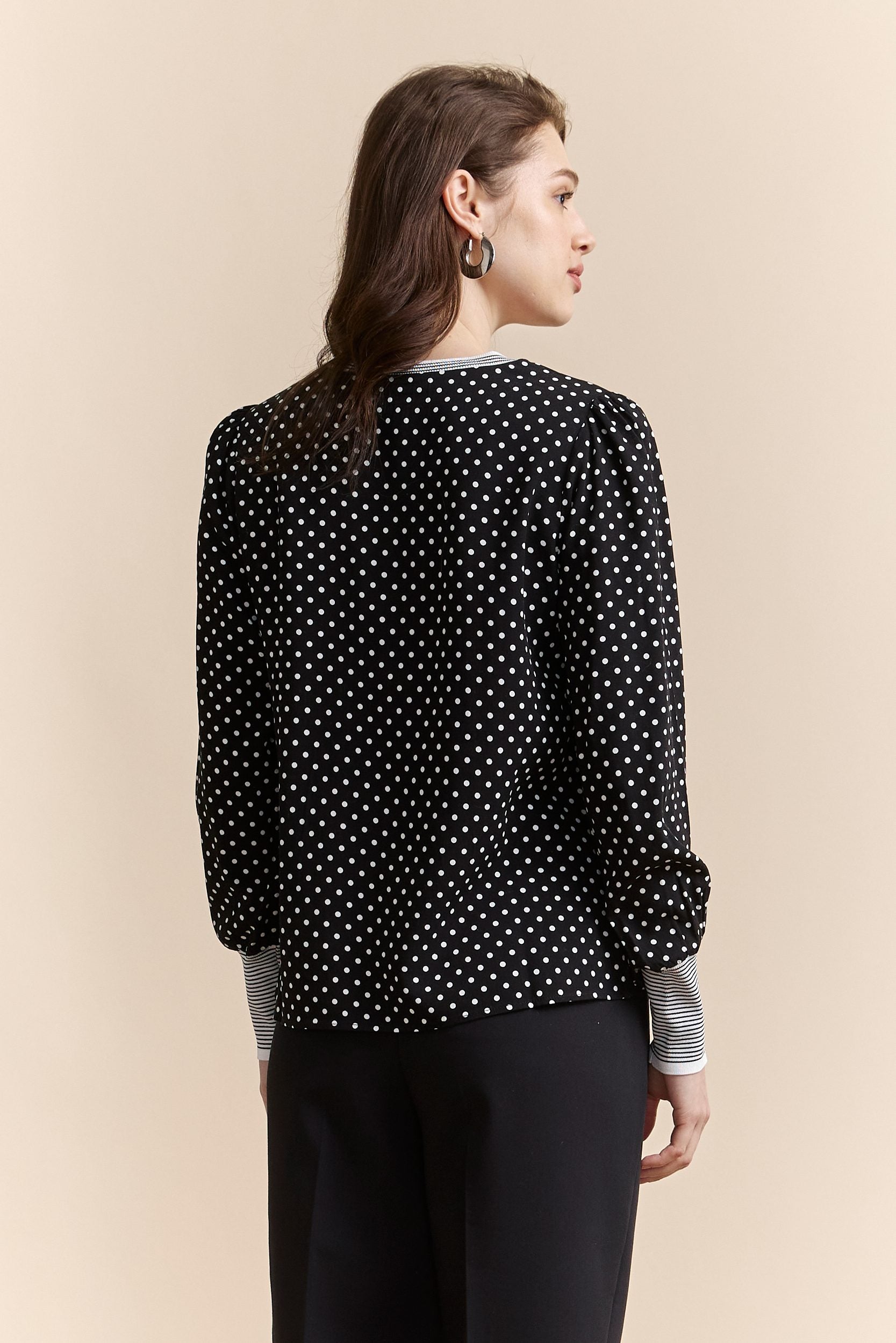 Blouse à pois à manches bouffantes