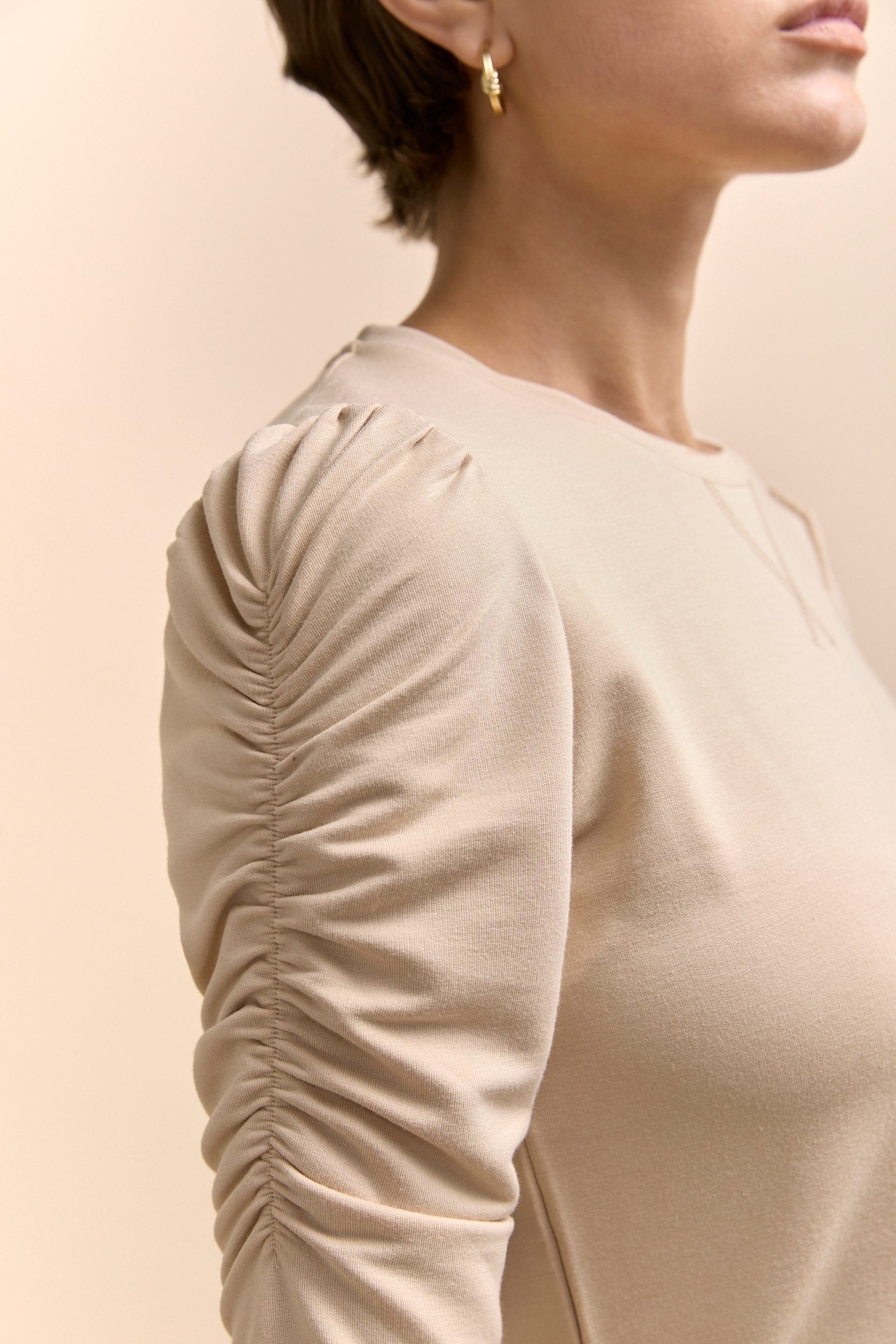 Crew neck top with puffy sleeve