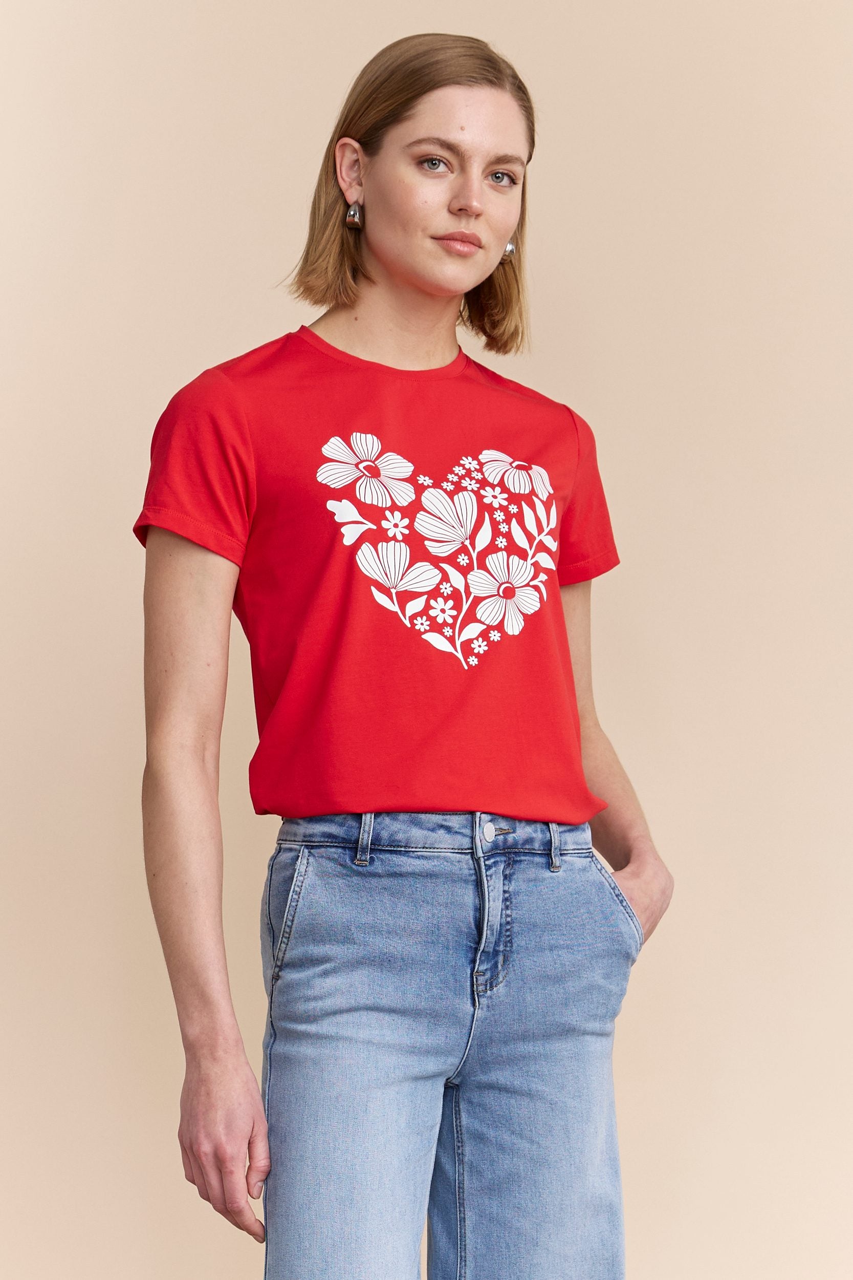 T-shirt rouge avec cœur