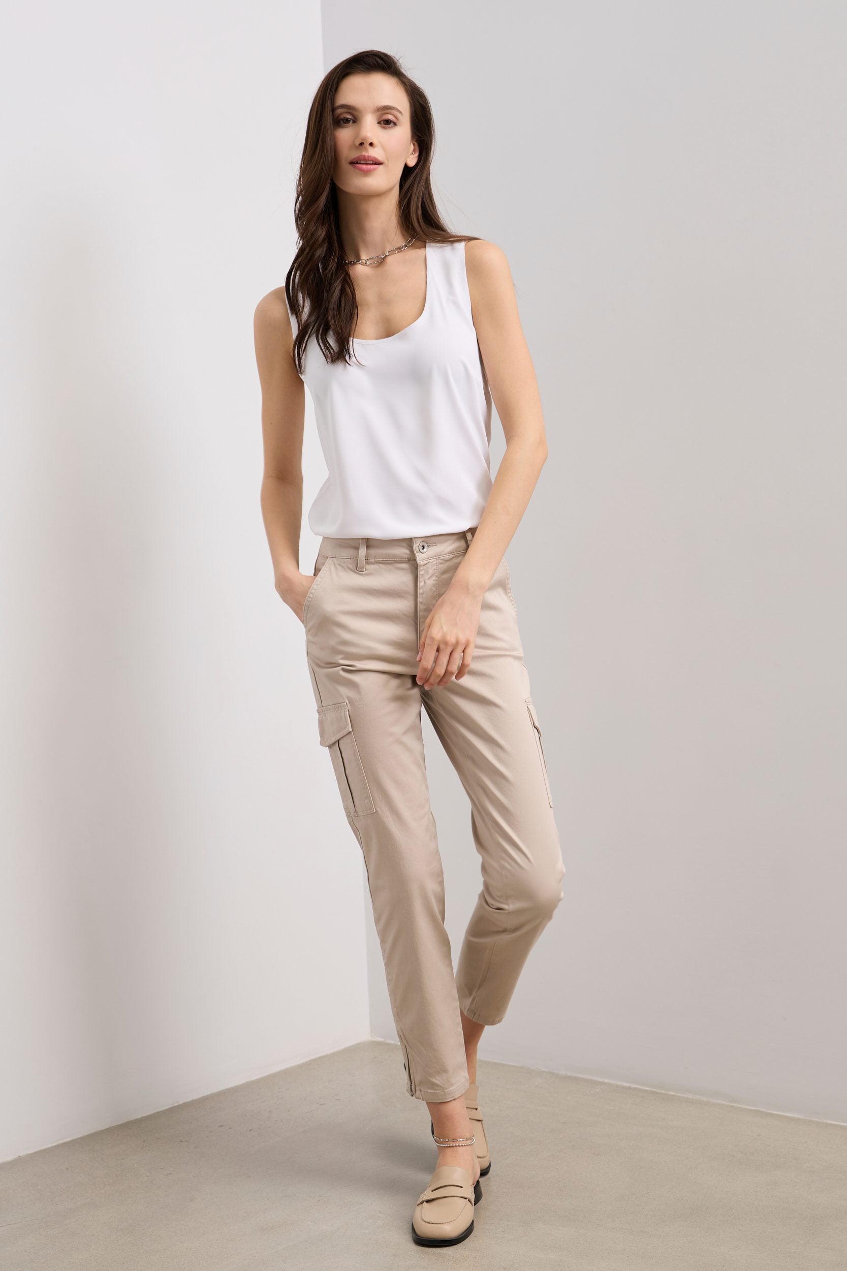 Push up pants with zipper detail