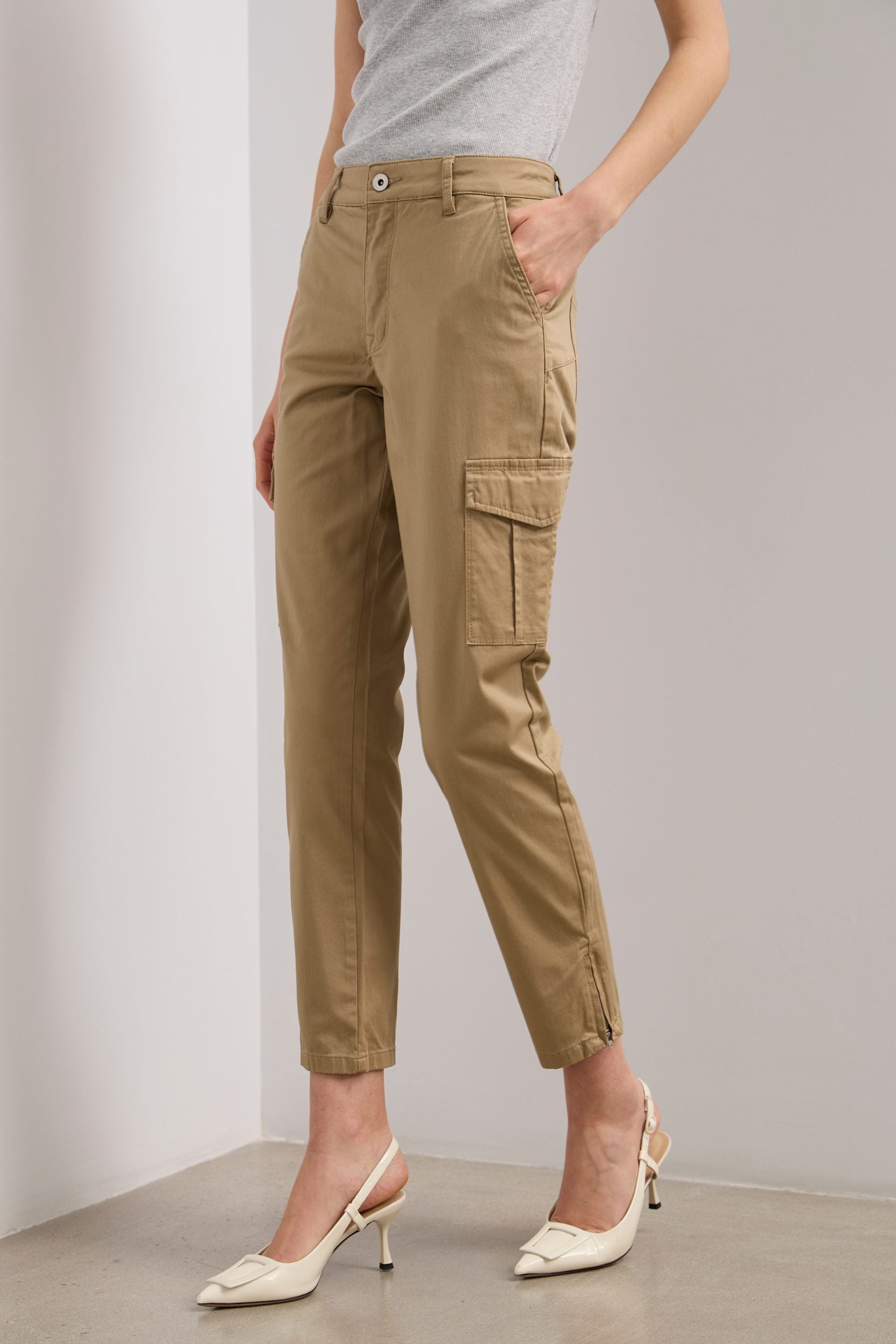 Push up pants with zipper detail