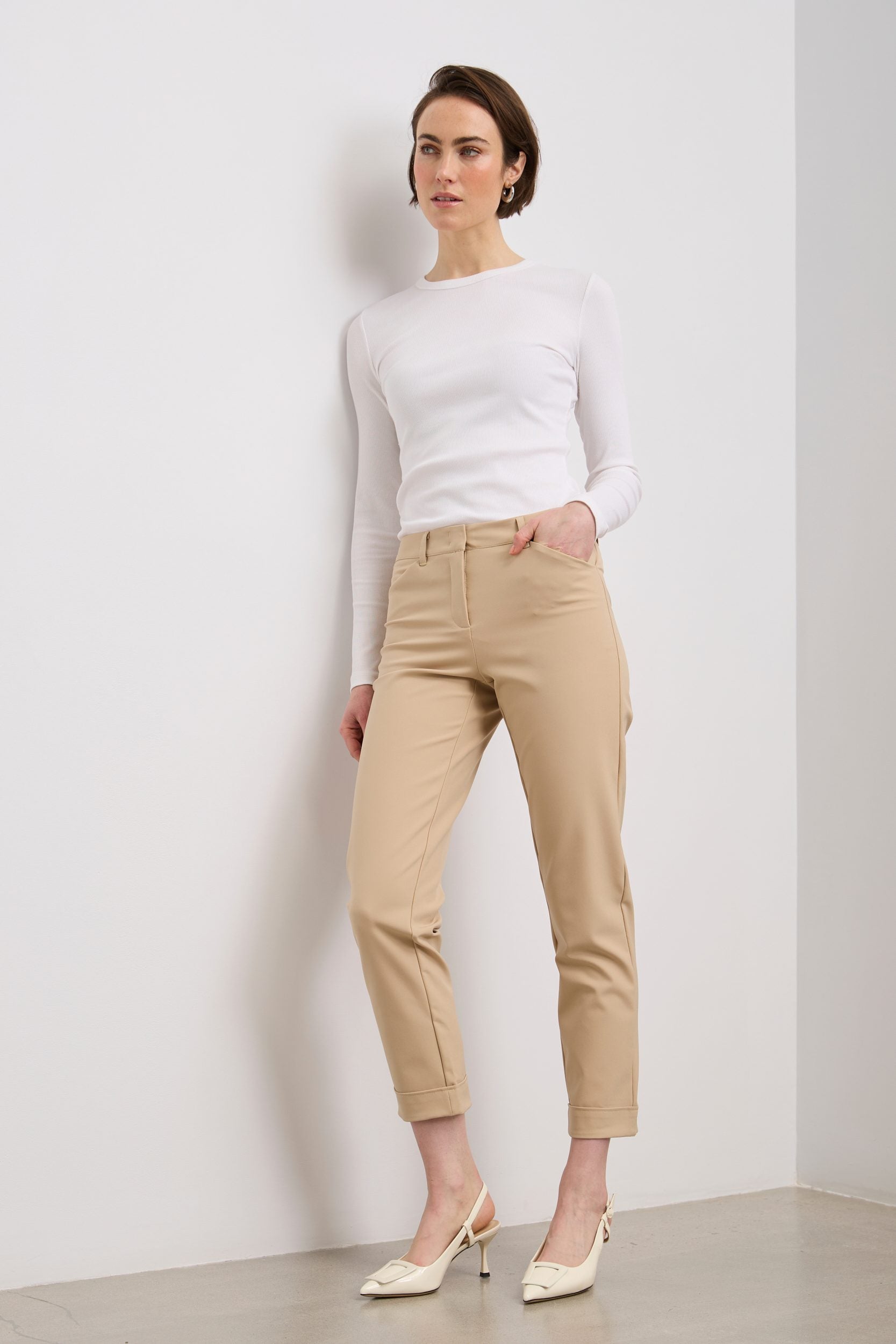 Vogue fit cropped pants with flap pockets