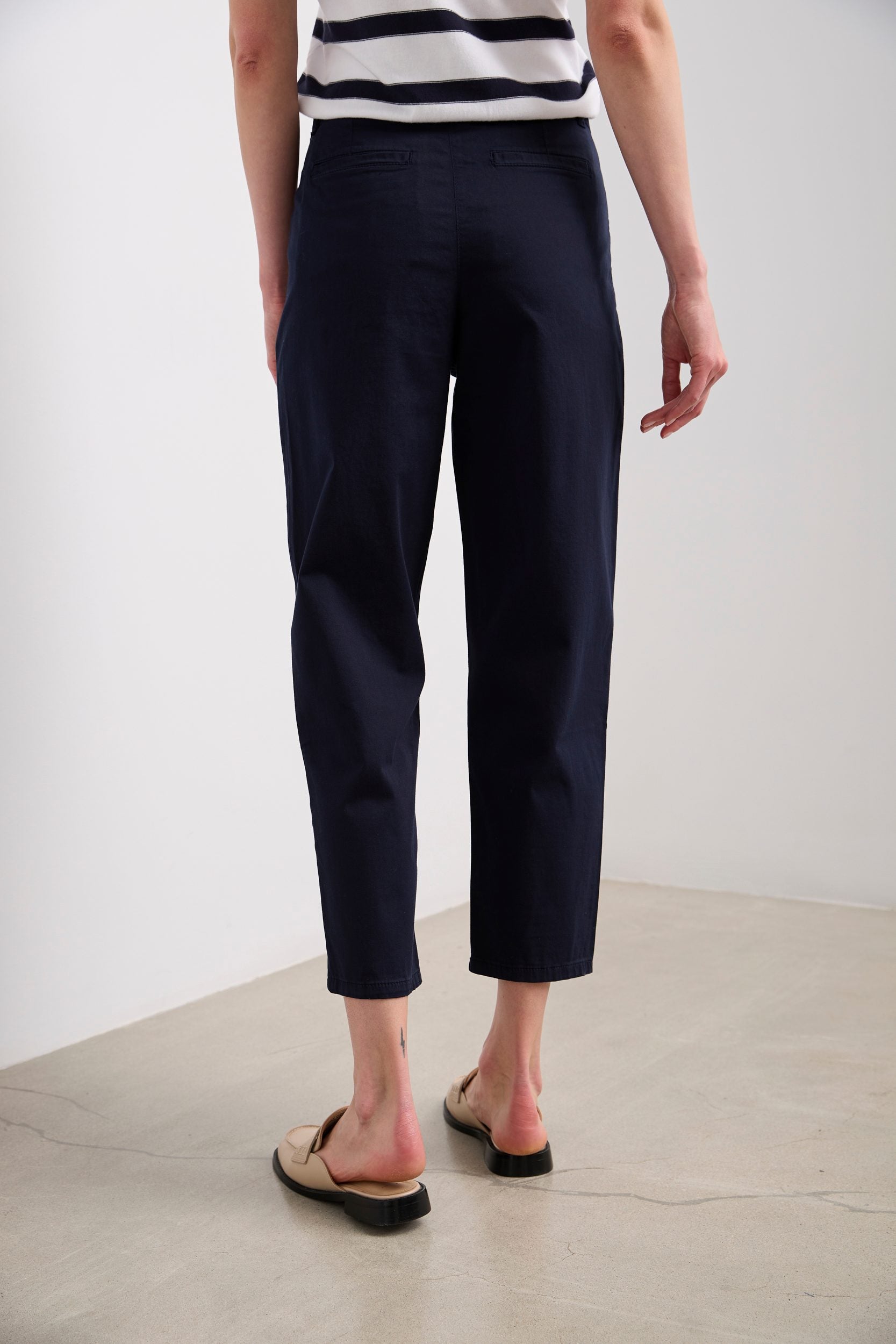 Casual cropped pants with pleats