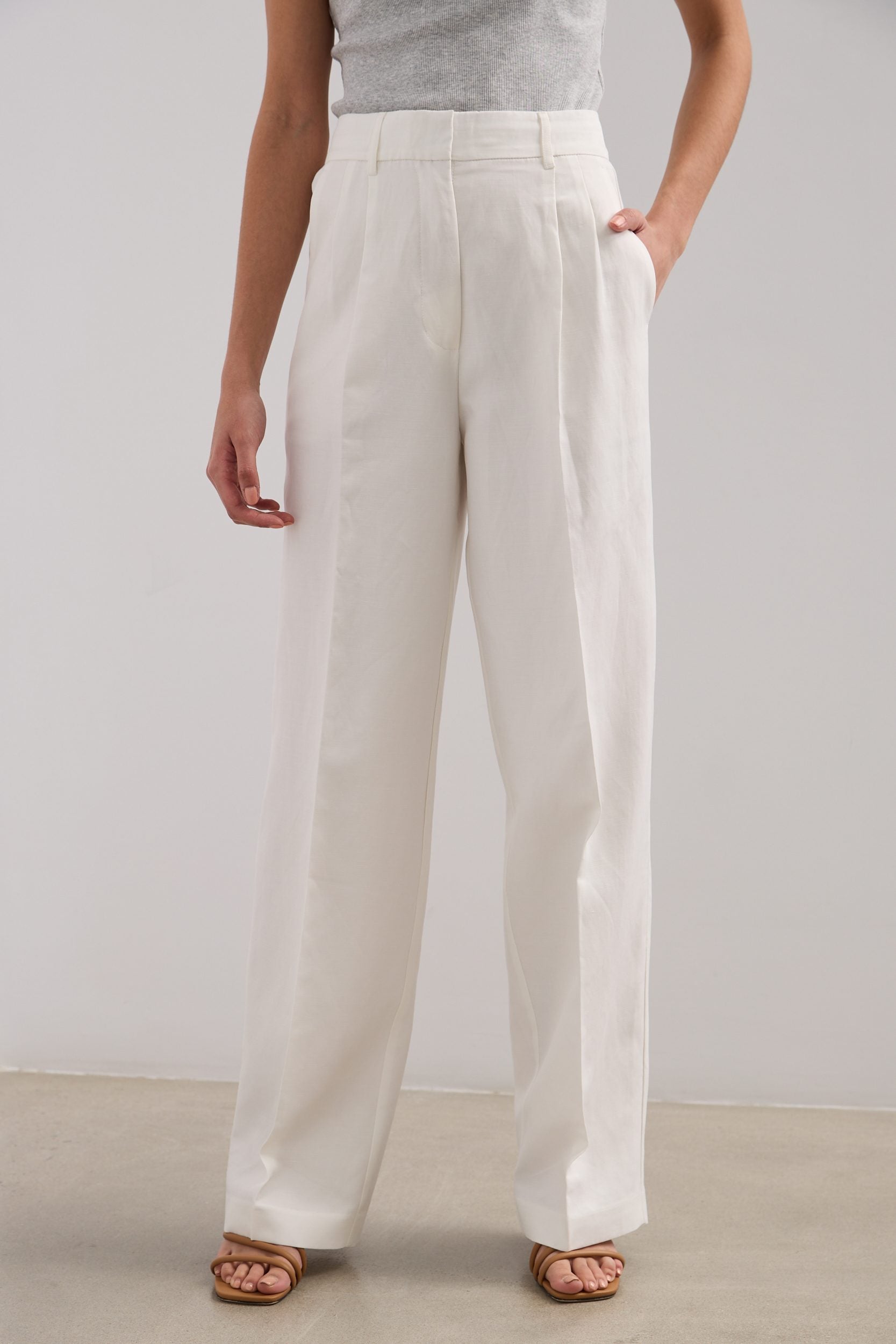 Wide leg pant with pleats