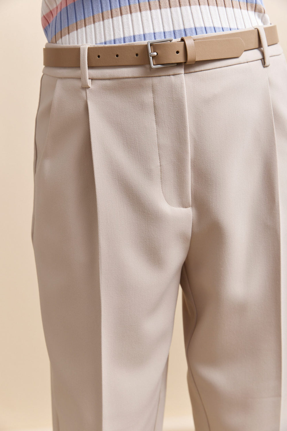 Cropped pant with pleats and belt