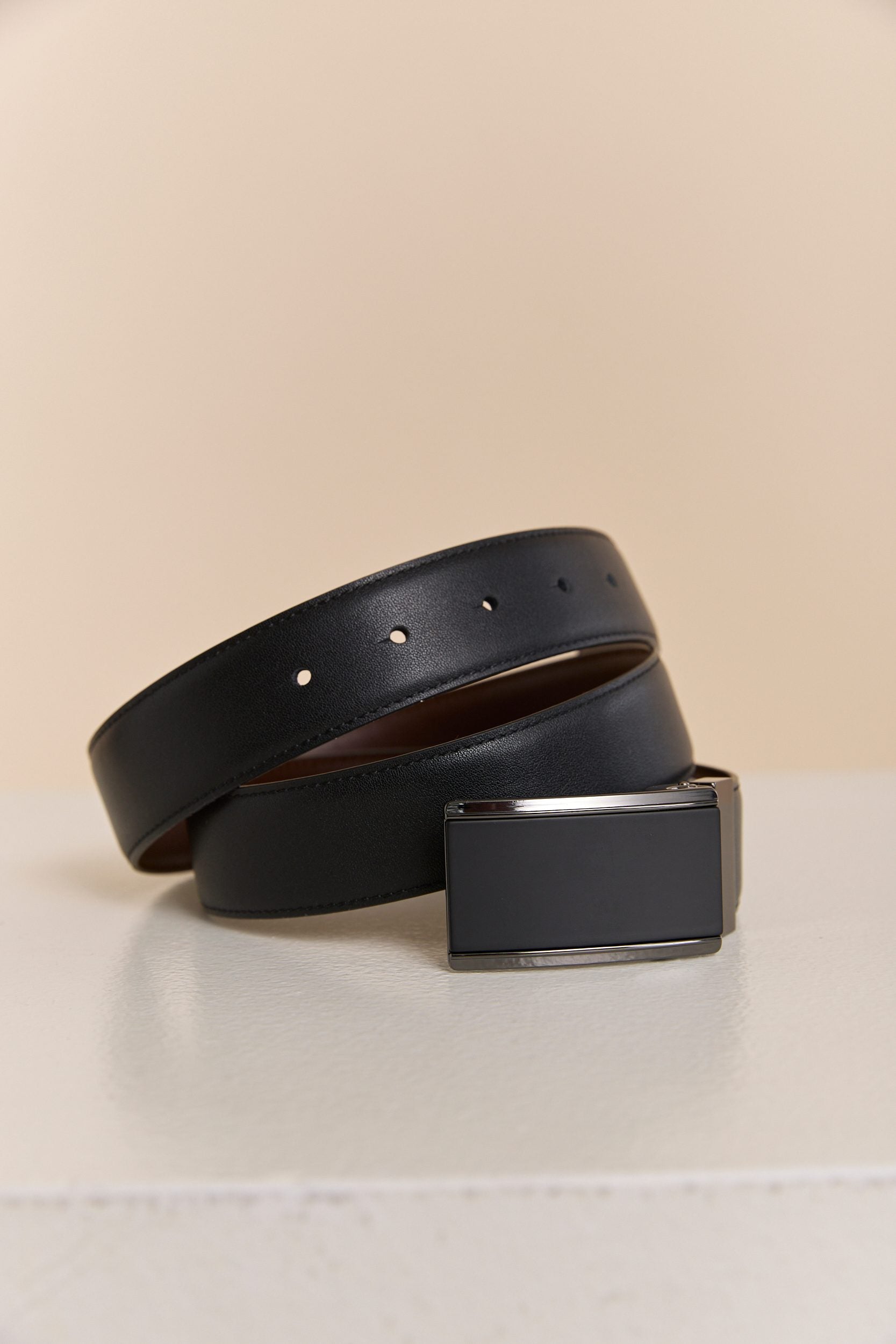 Plate buckle reversible leather belt