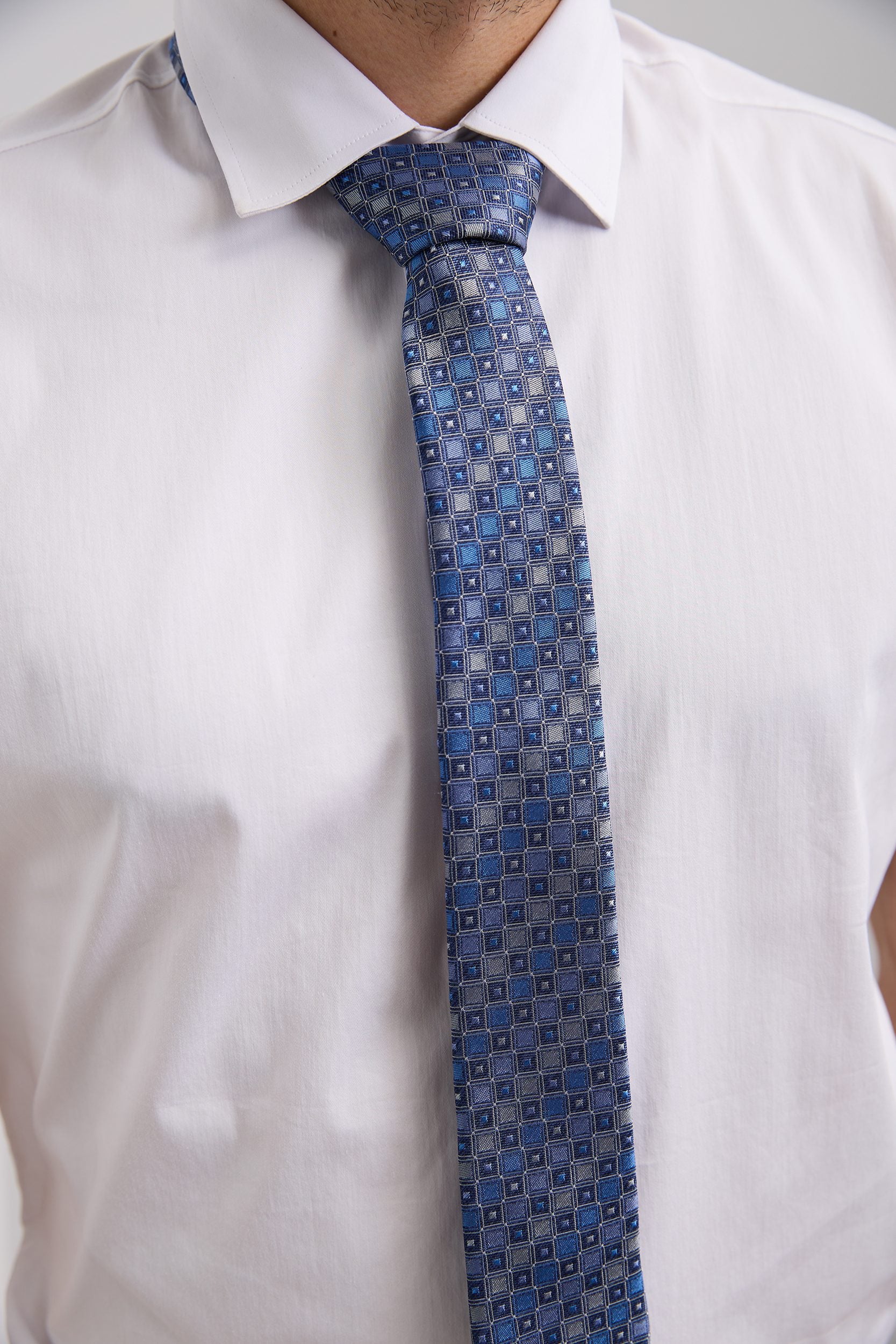 Diamond pattern silk tie