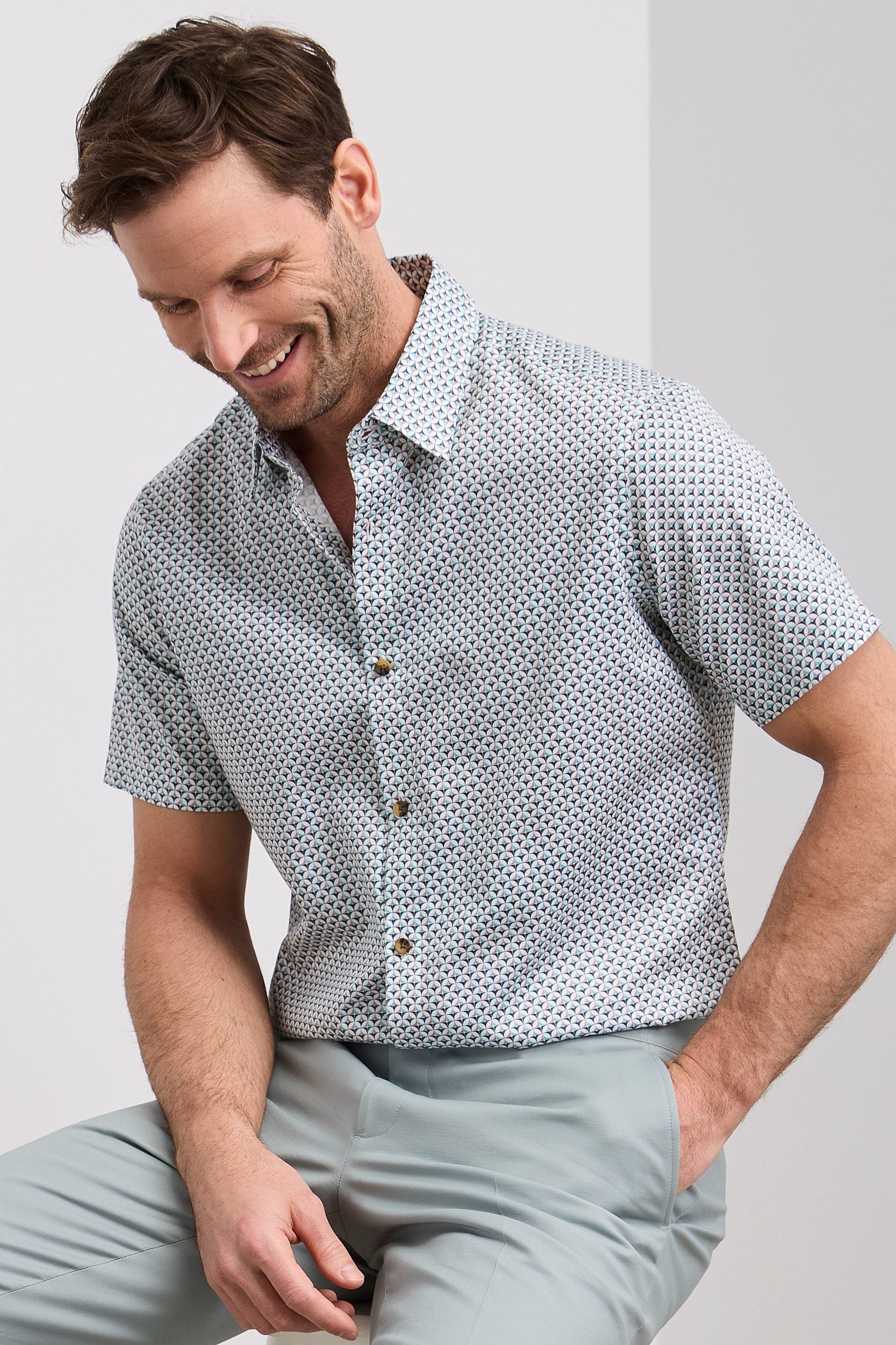 Short sleeve fitted shirt with pattern