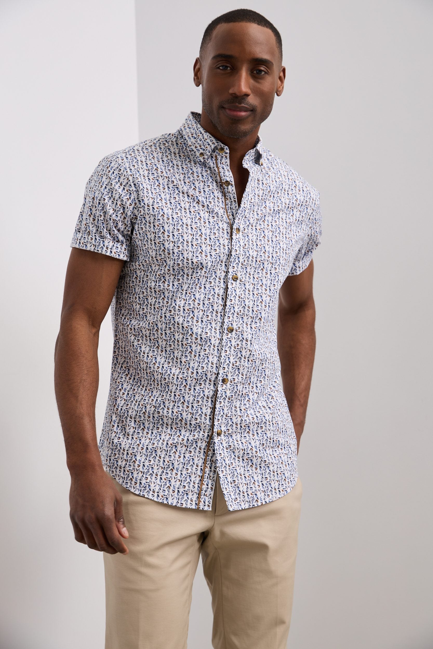 Semi-fitted print shirt