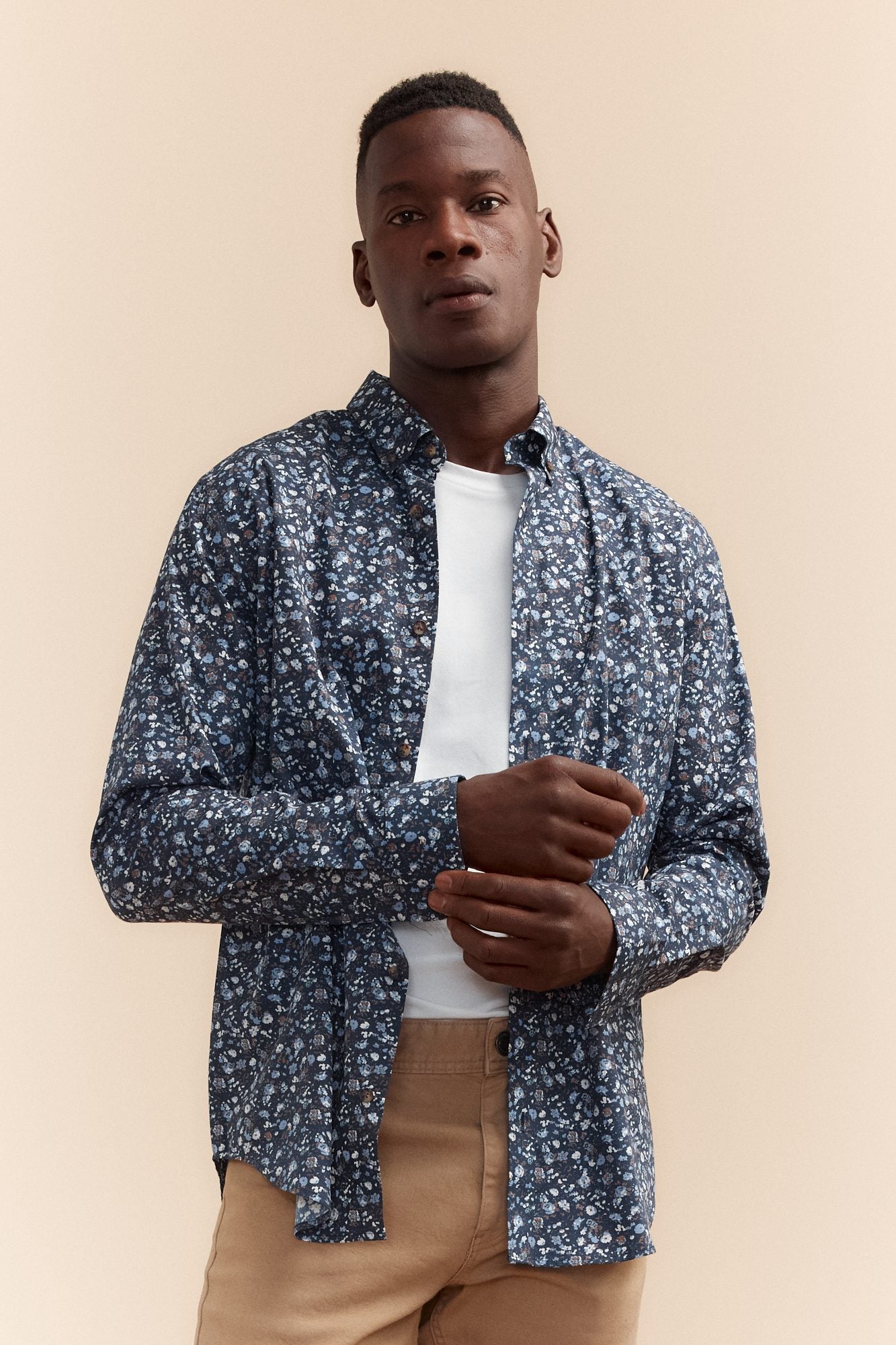 Chemise manches longues à fleurs avec col boutonné