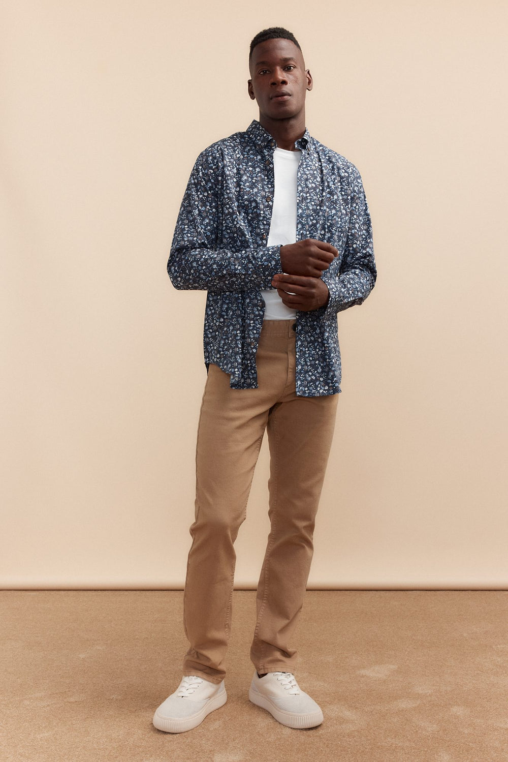 Chemise manches longues à fleurs avec col boutonné