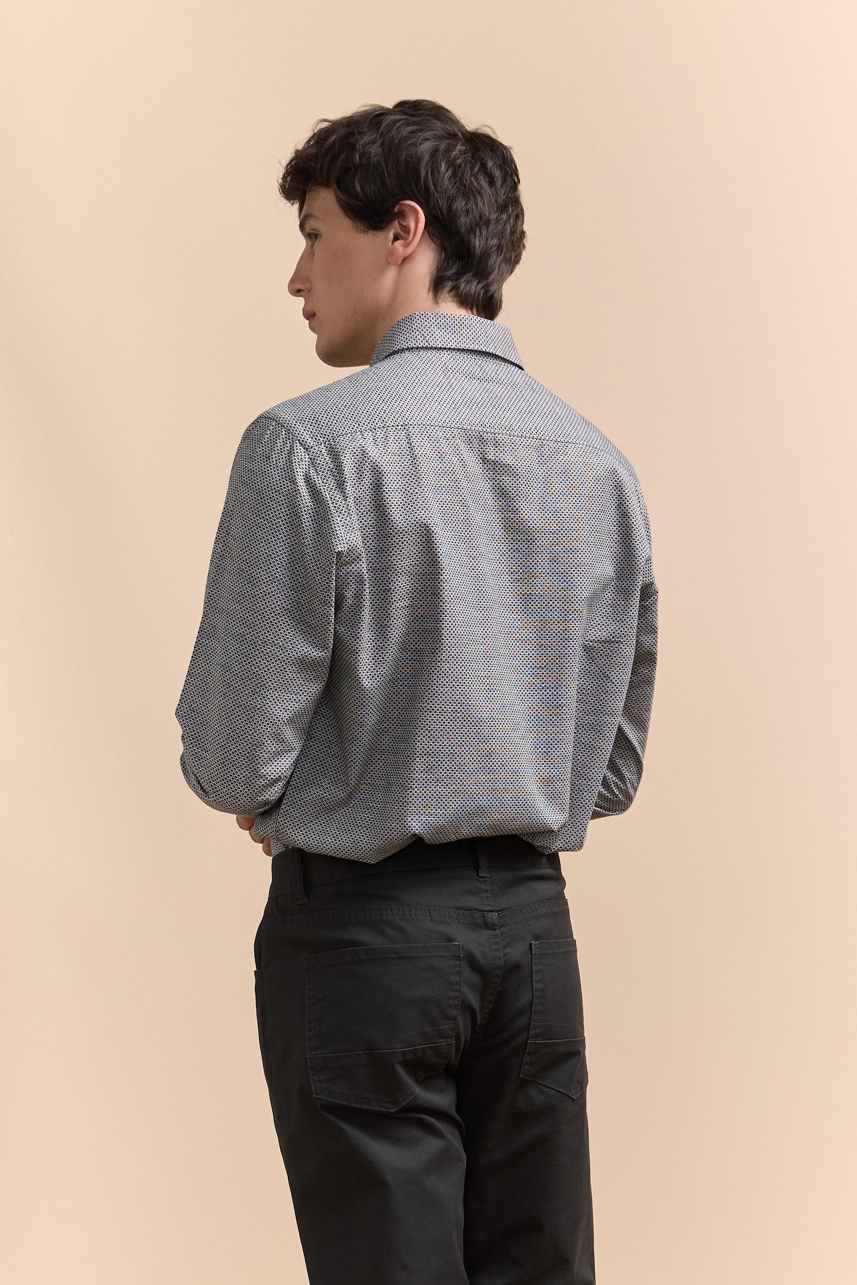 Semi-fitted pattern shirt