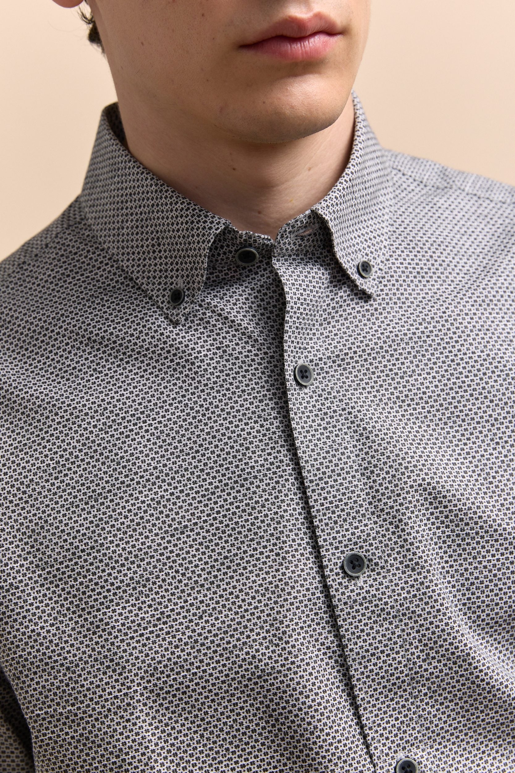 Semi-fitted pattern shirt