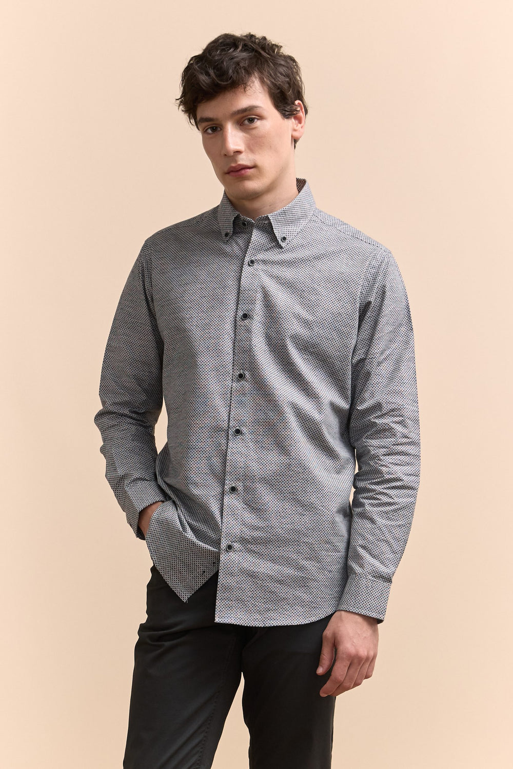 Semi-fitted pattern shirt