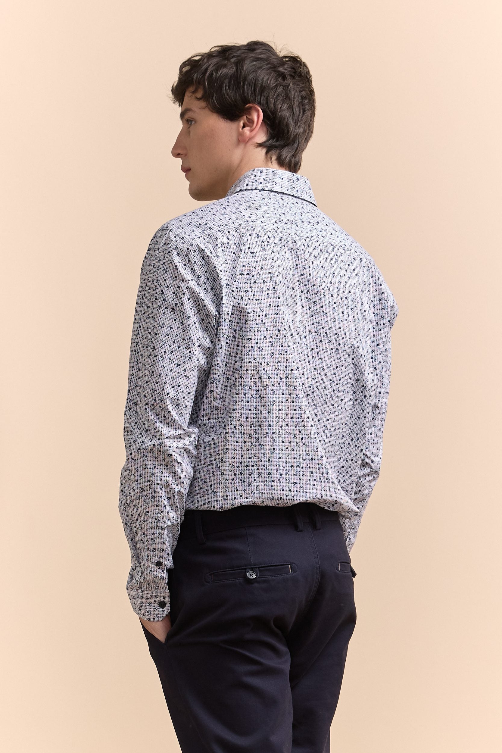 Semi-fitted pattern shirt