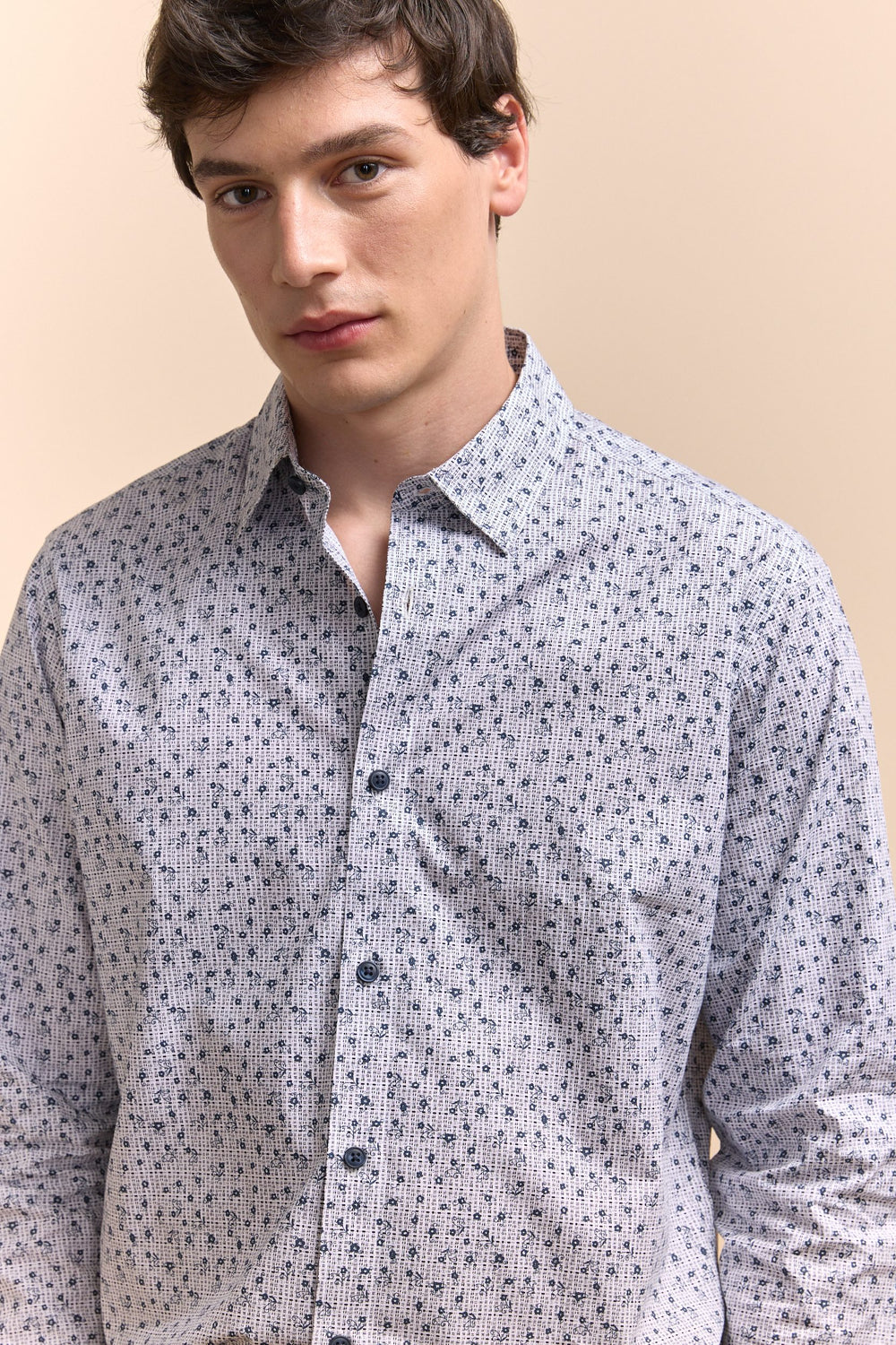 Semi-fitted pattern shirt