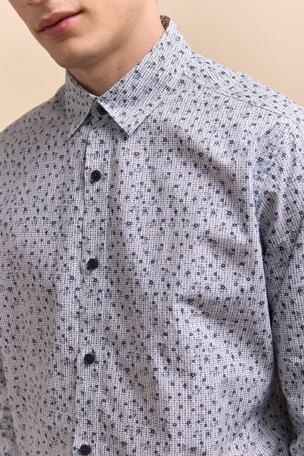 Semi-fitted pattern shirt