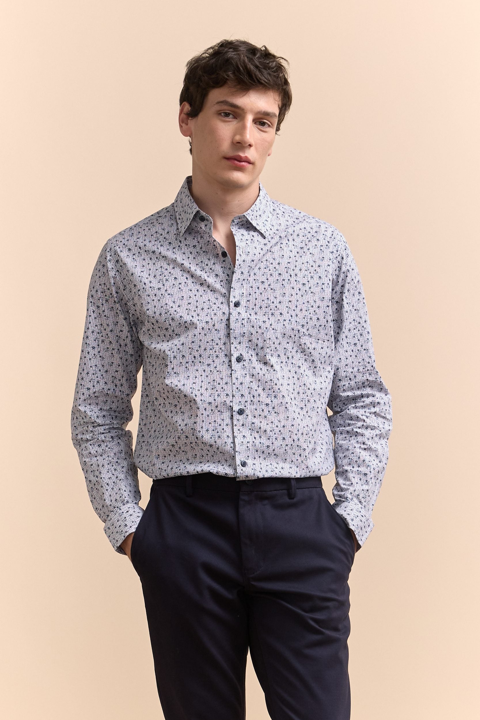 Semi-fitted pattern shirt