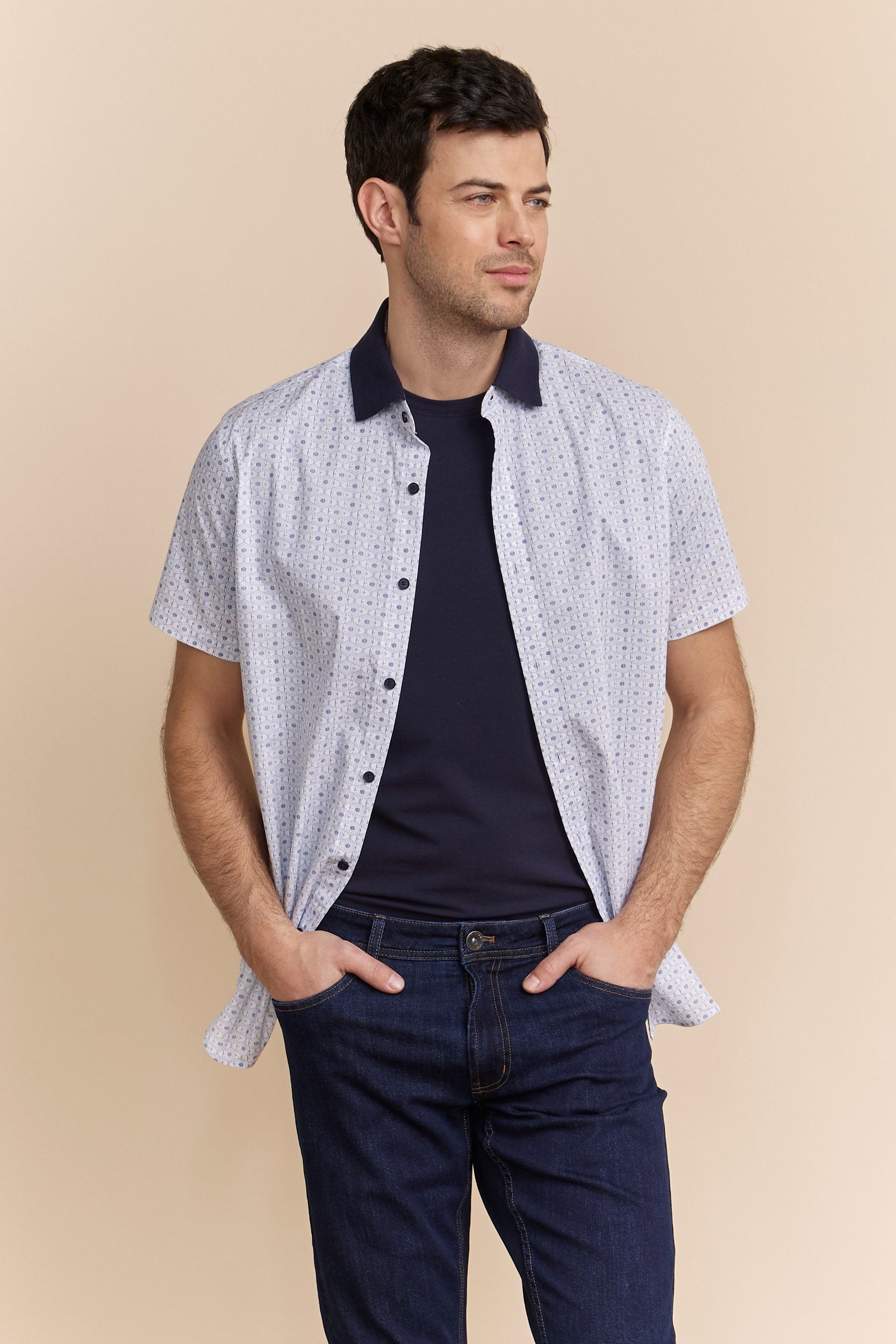 Semi-fitted shirt with contrasting collar