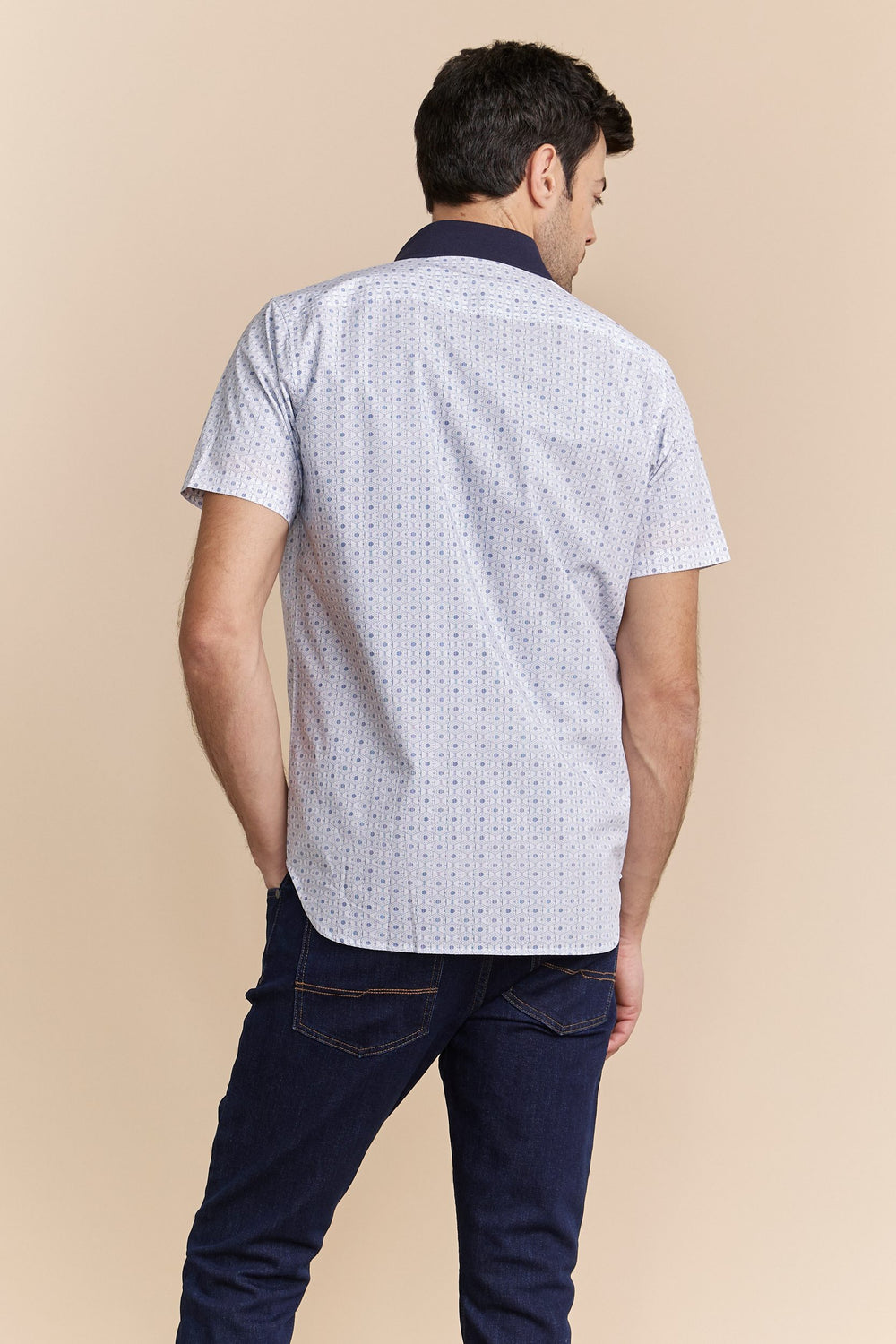 Semi-fitted shirt with contrasting collar