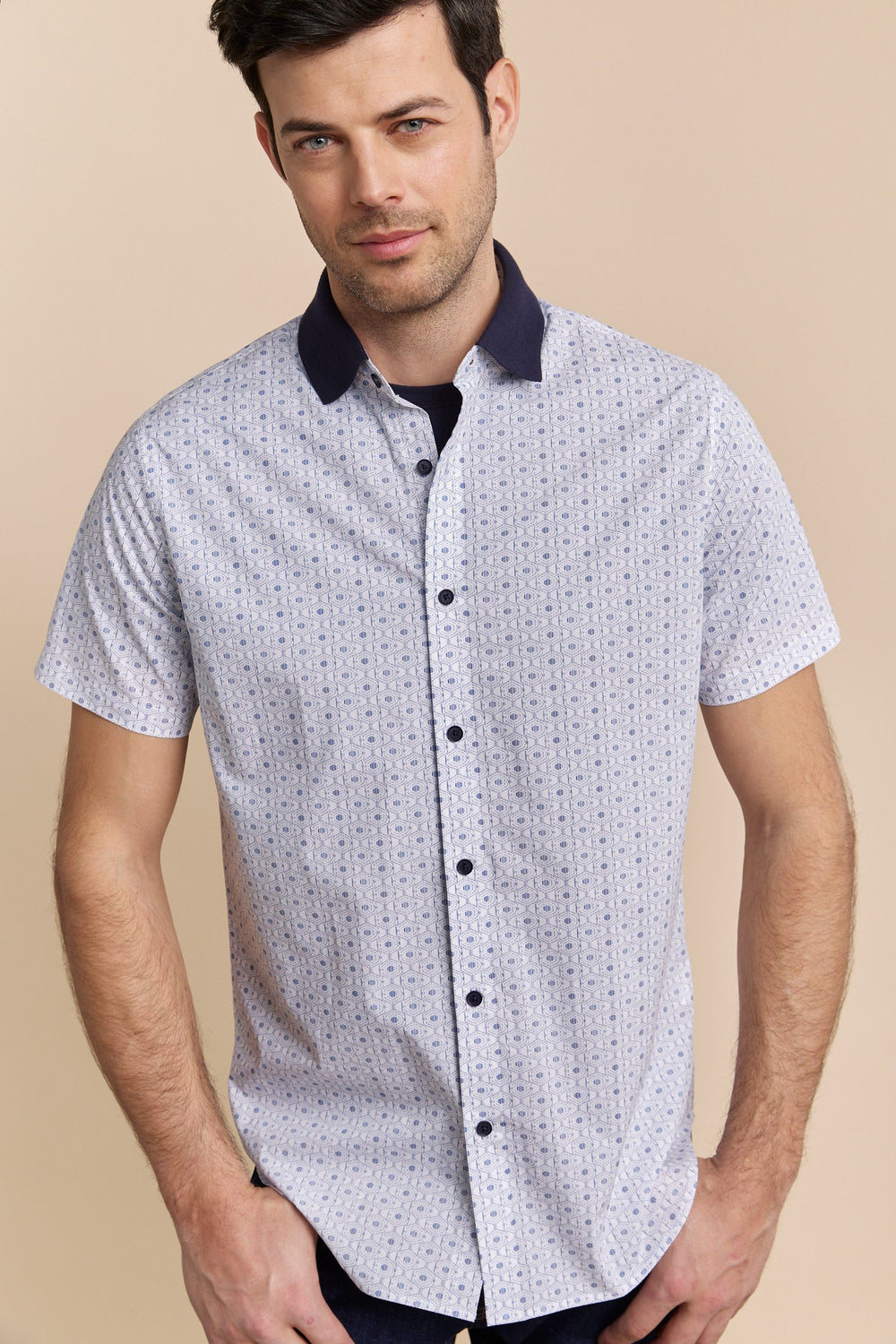 Semi-fitted shirt with contrasting collar