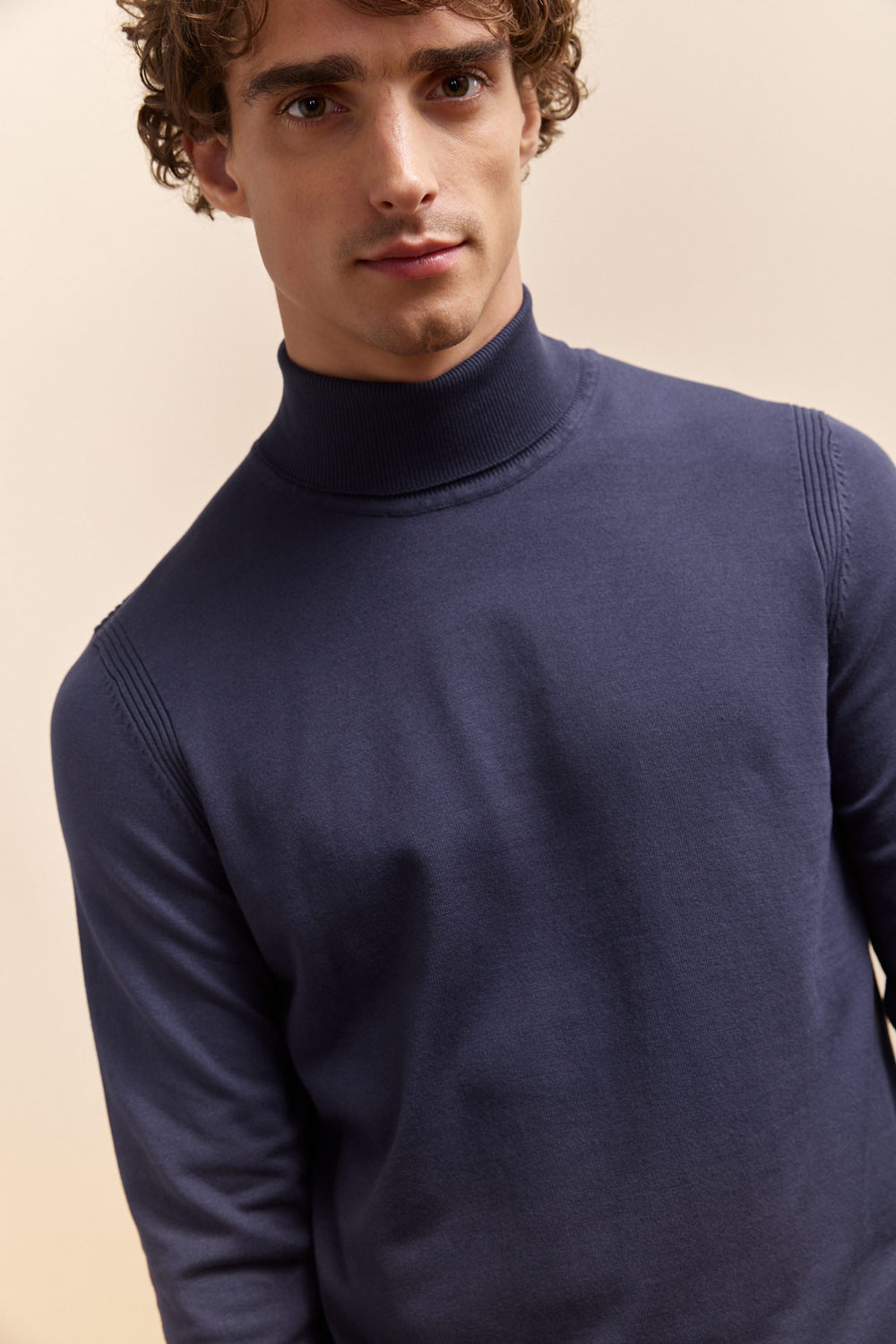 Reverse stitch details turtle neck sweater