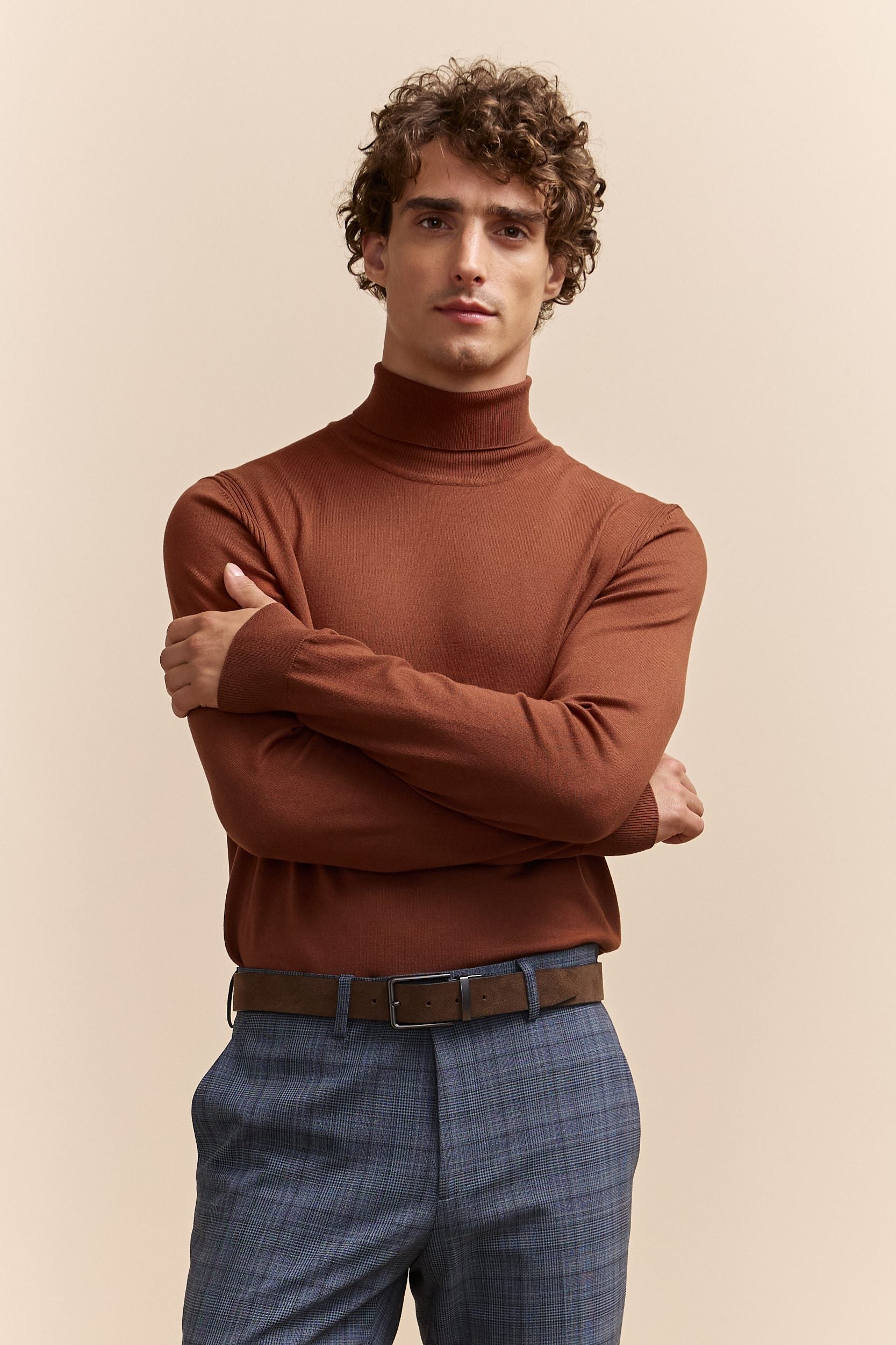 Reverse stitch details turtle neck sweater