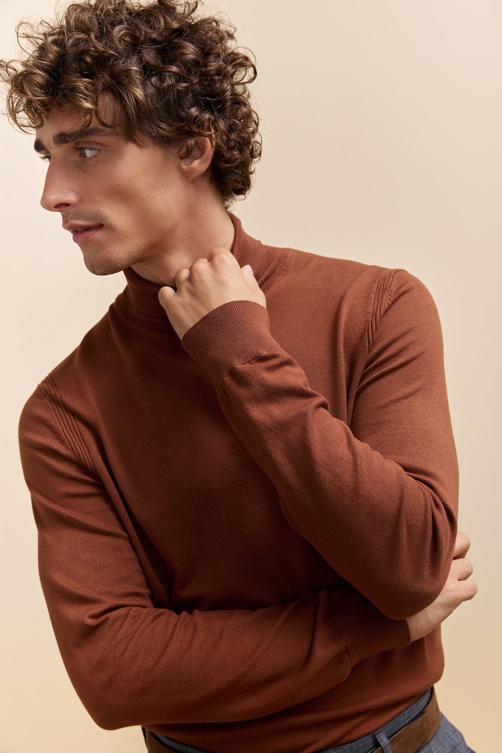 Reverse stitch details turtle neck sweater