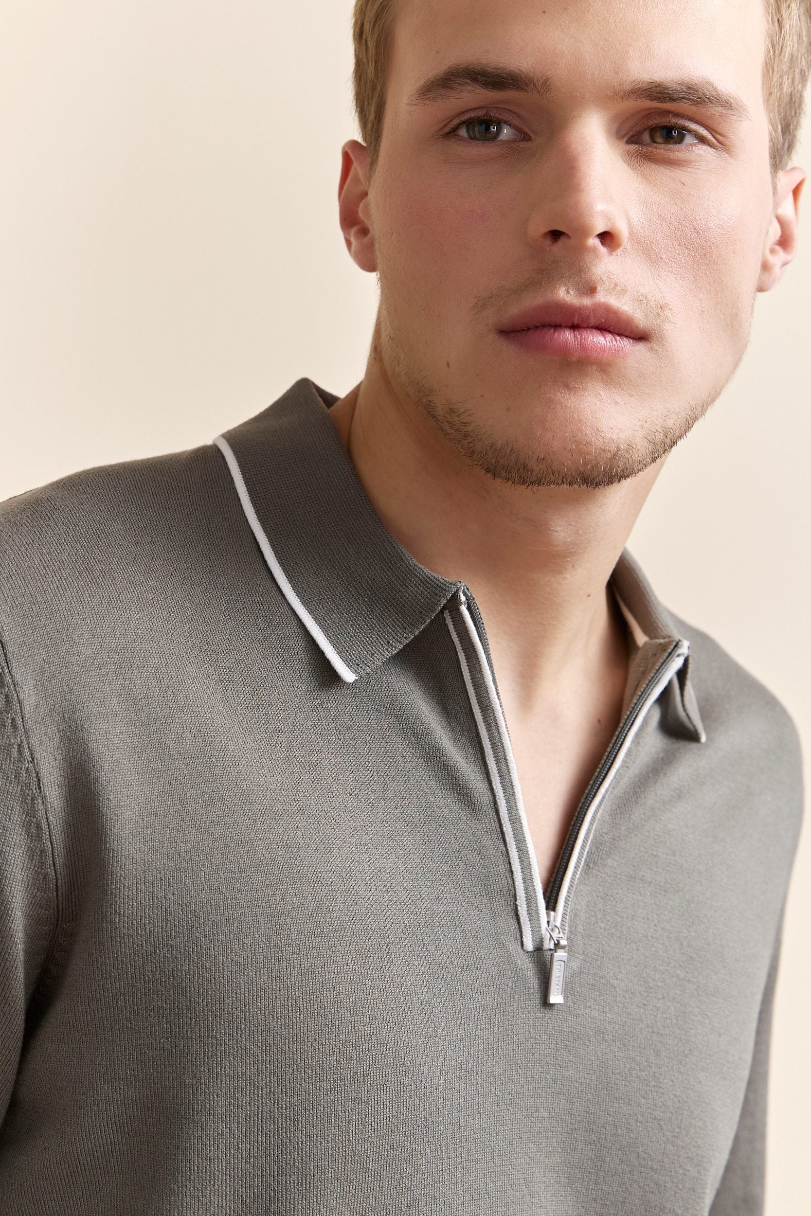 Contrasting details knitted polo