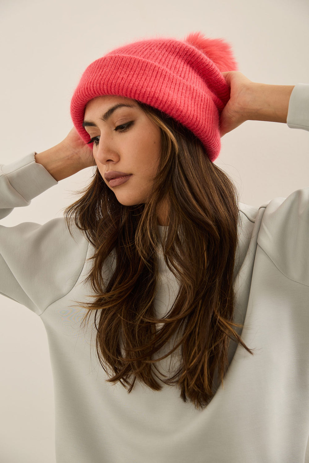 Bonnet en mélange d'angora avec pompon a