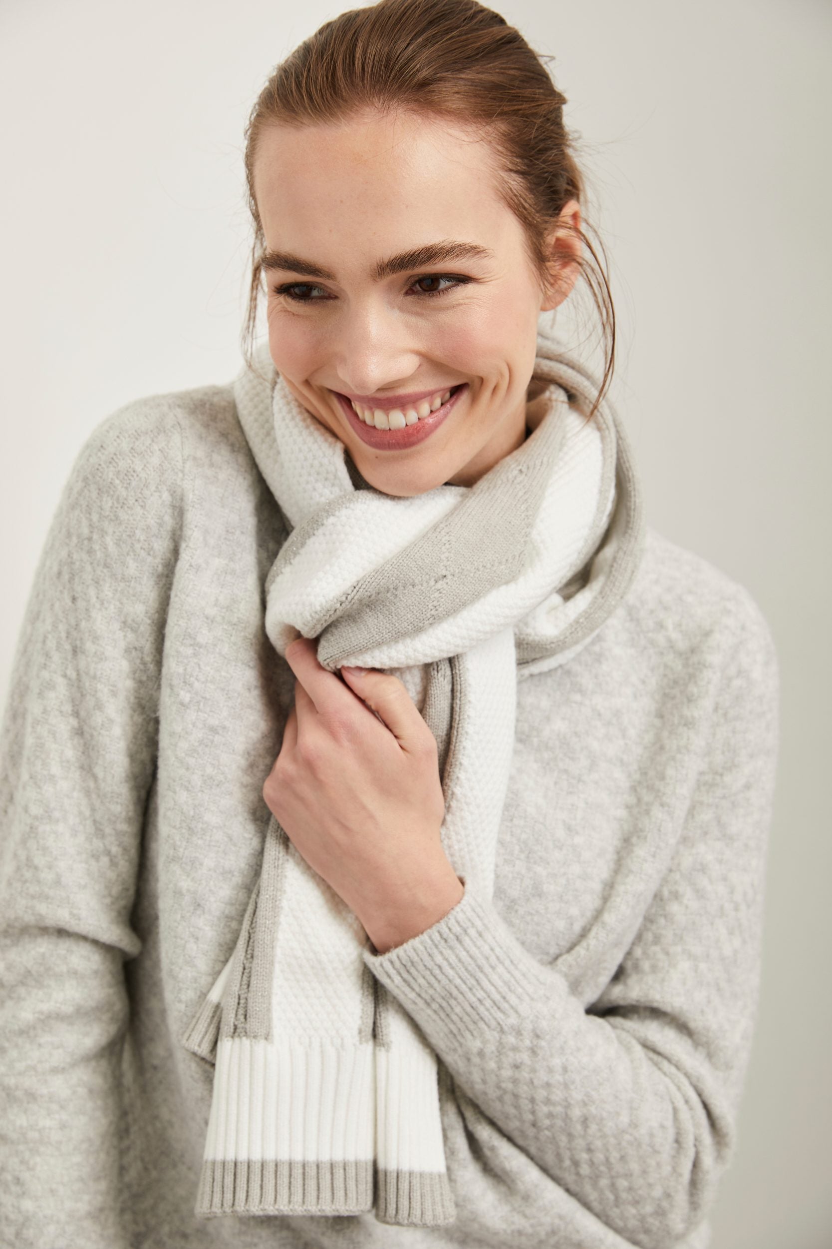 Cable-knit scarf