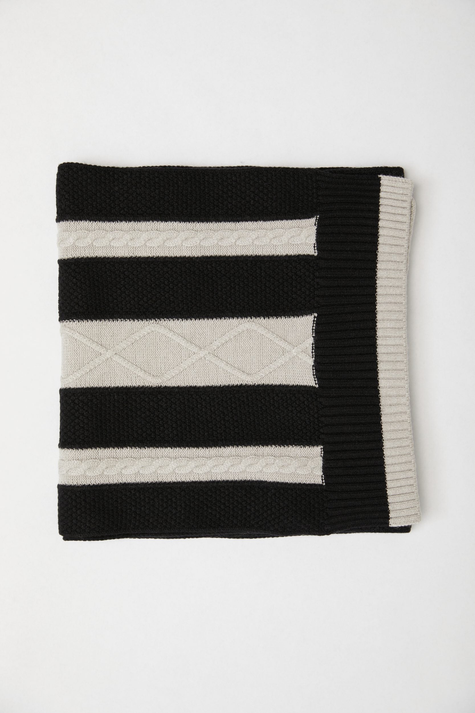 Cable-knit scarf