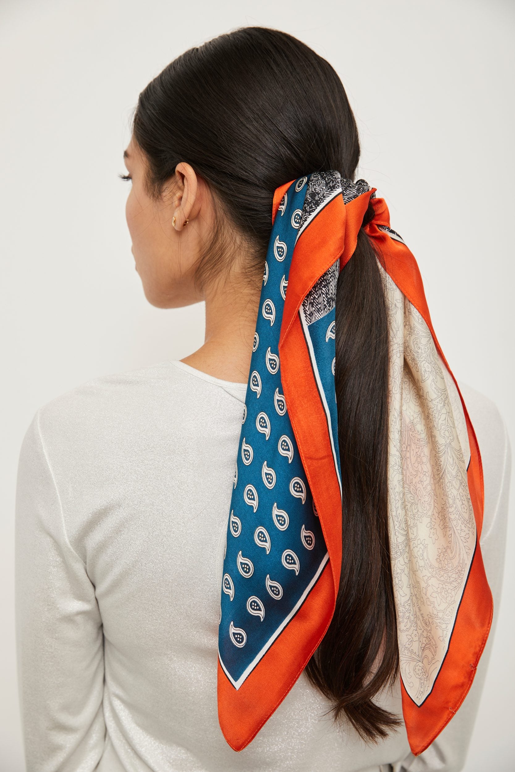 Foulard de soie avec détail orangé