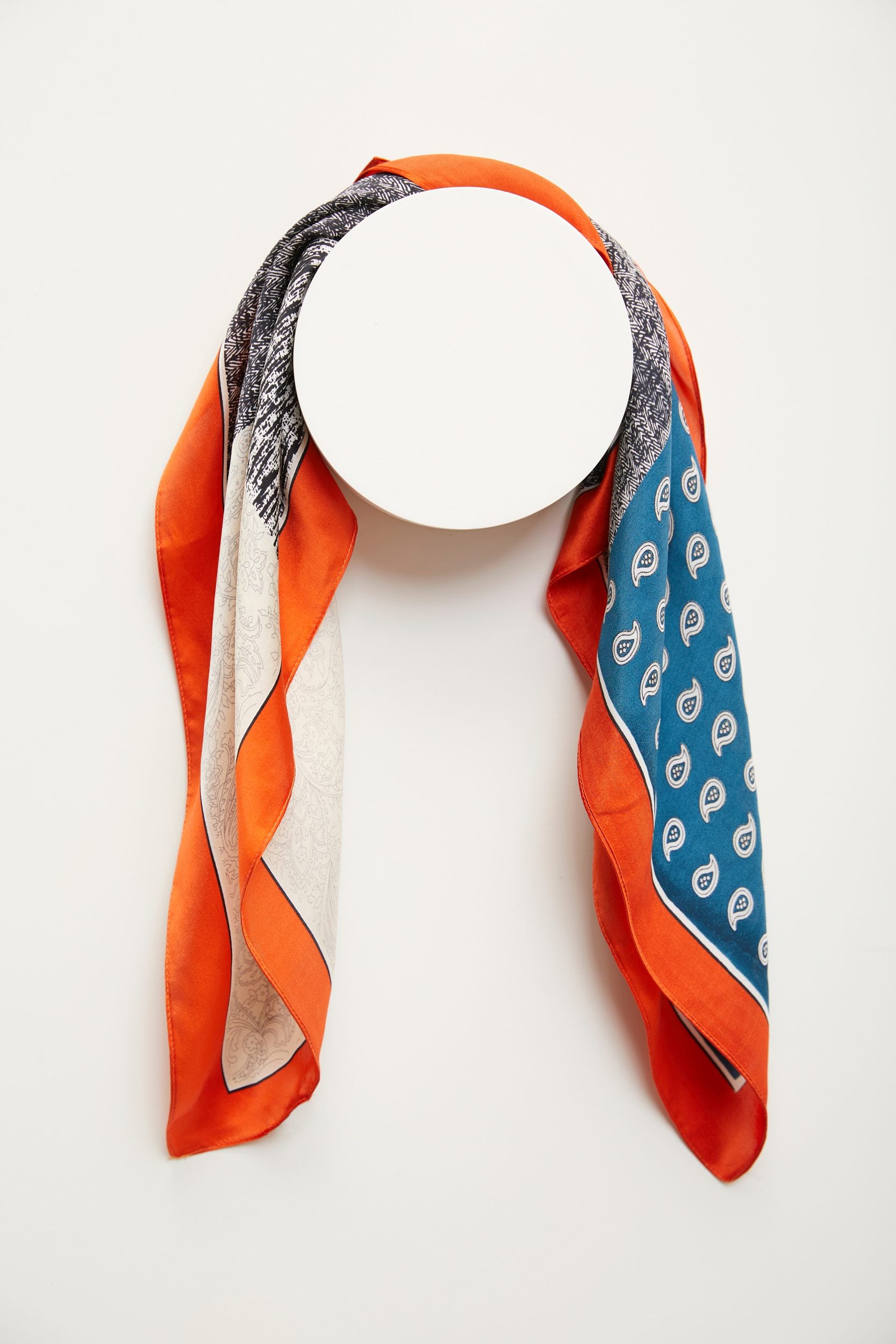 Foulard de soie avec détail orangé