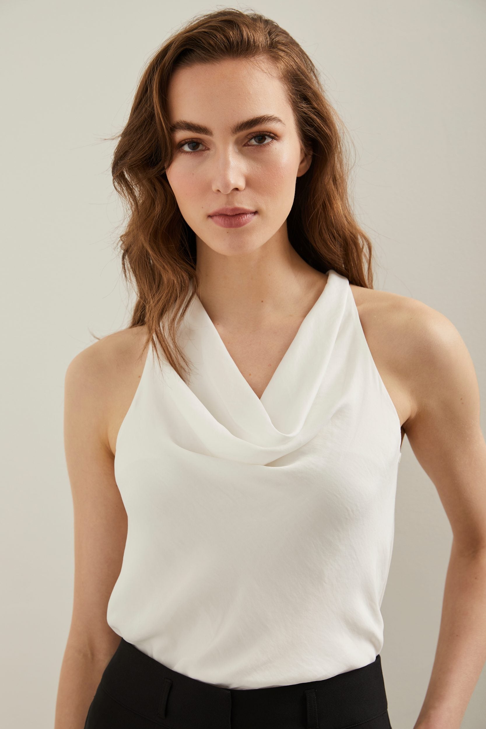 Sleeveless top with draped col