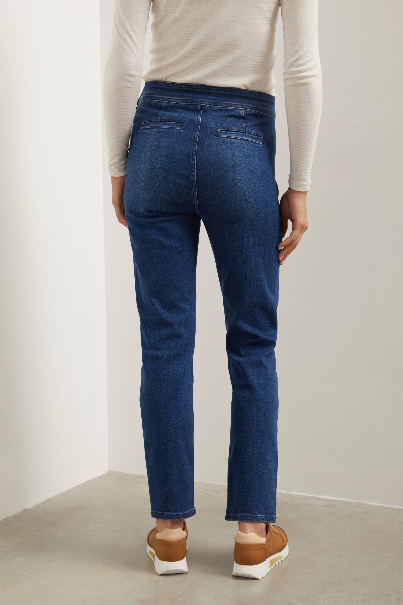 High waist slim jeans with zipper side seam