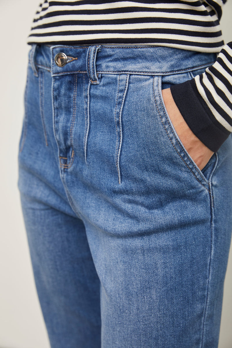 High waist jean with darts