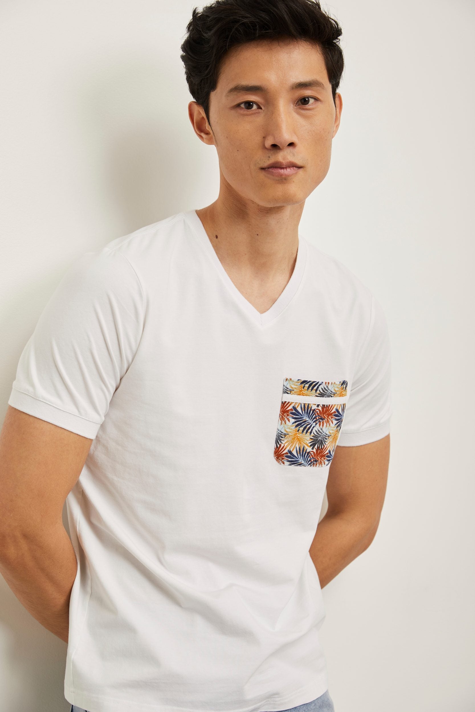 V neck t-shirt with pocket